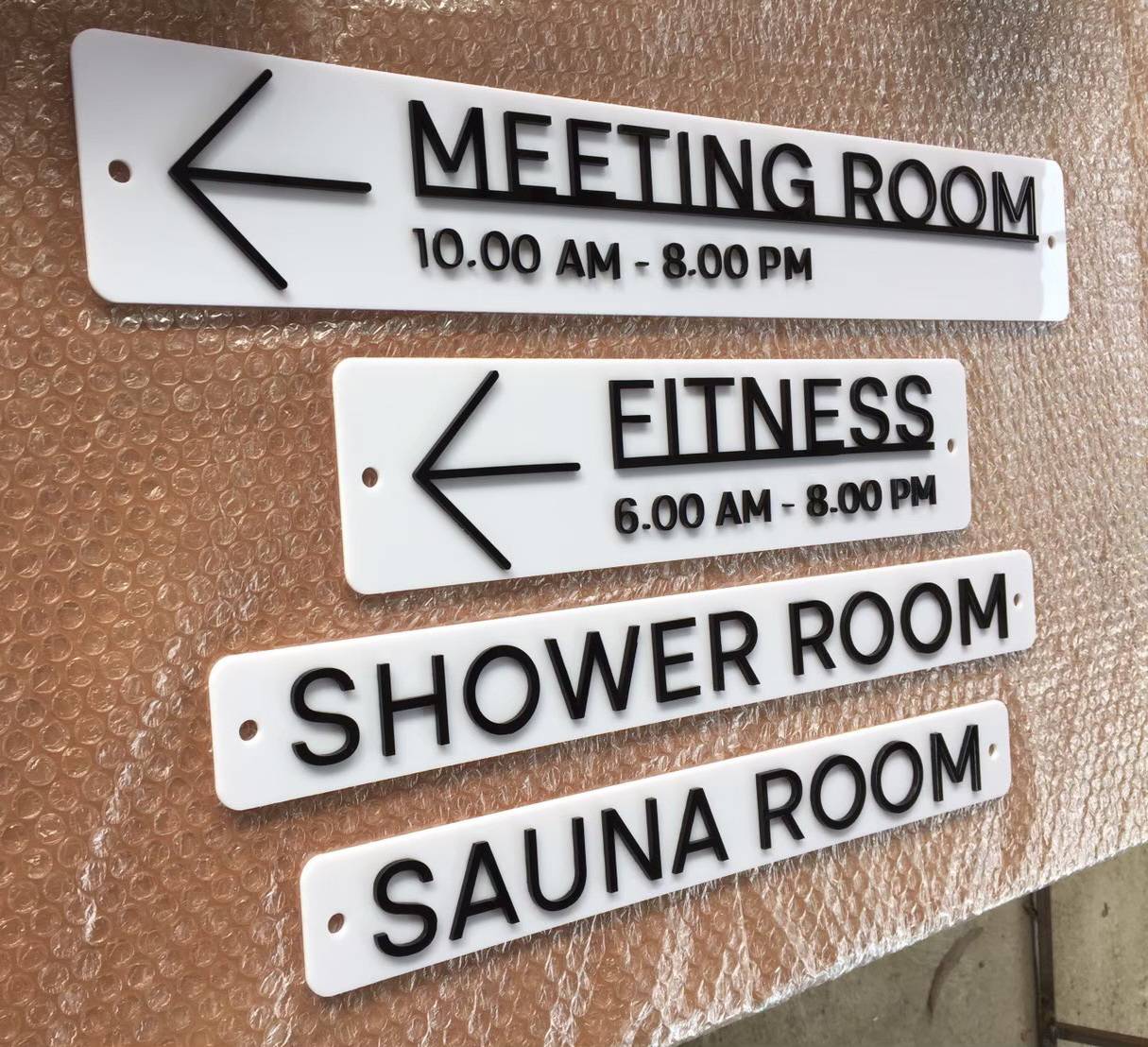 ป้ายอะคริลิคขาวติดอักษรอะคริลิคดำไดคัท