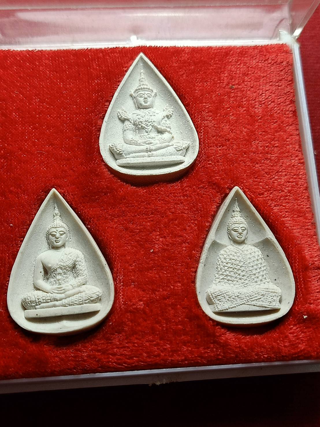 พระผงชุด พระแก้วมรกตสามฤดู หลัง ภปร. ปี 2530 พิธีใหญ่ พร้อมกล่องเดิม (SKU-07370)