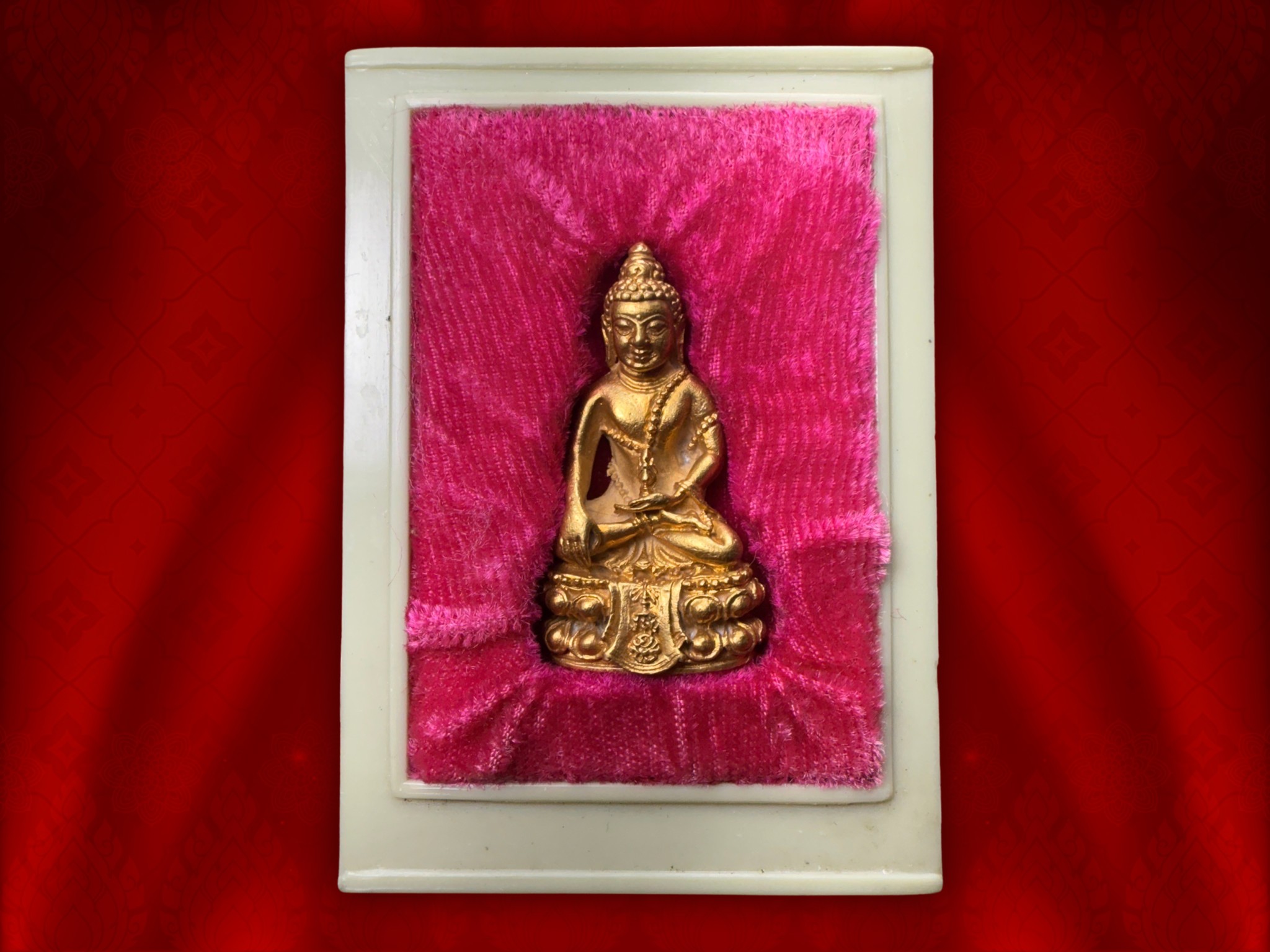 พระกริ่งศิรากาศ ภปร. (คุ้มเกล้ามหามงคล) ภปร. ปี 2524 พิธีใหญ่ เนื้อทองคำ หนัก 30 กรัม ( 2 บาท) หายากสุดๆ ที่มีมาพร้อมกล่องแบบนี้ครับ กริ่งดังฟังชัด งามสุดๆ ในหลวง ร.๙ ทรงเททอง สมเด็จพระสังฆราชเจ้า กรมหลวงวชิรญาณสังวร (เจริญ สุวัฑฒโน) วัดบวรนิเวศวิหาร พระเ