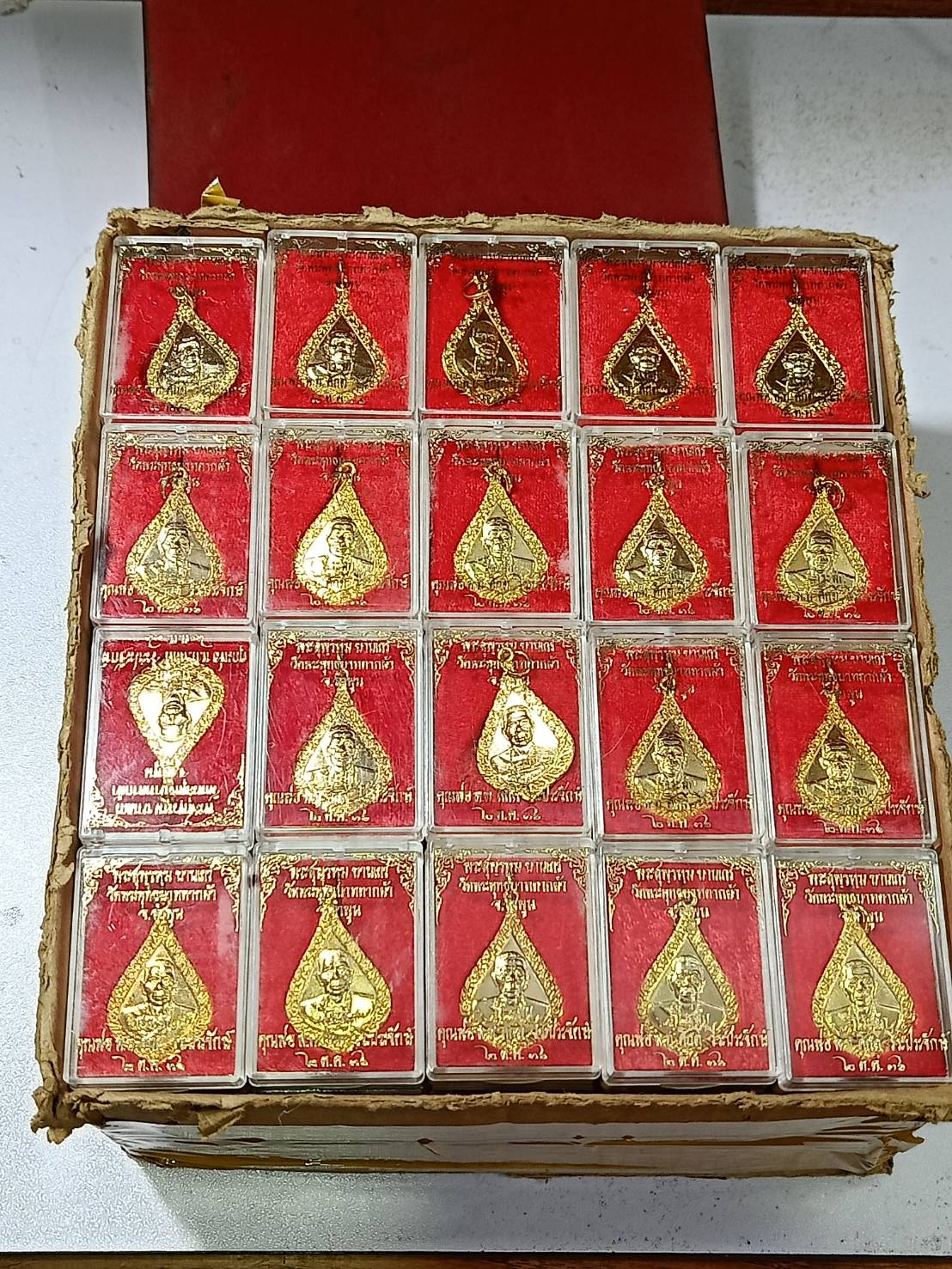 เหรียญครูบาพรหมมา วัดพระพุทธบาทตากผ้า จ.ลำพูน ปี 2530 พร้อมกล่อง จำนวน 100 องค์ (SKU-11119)