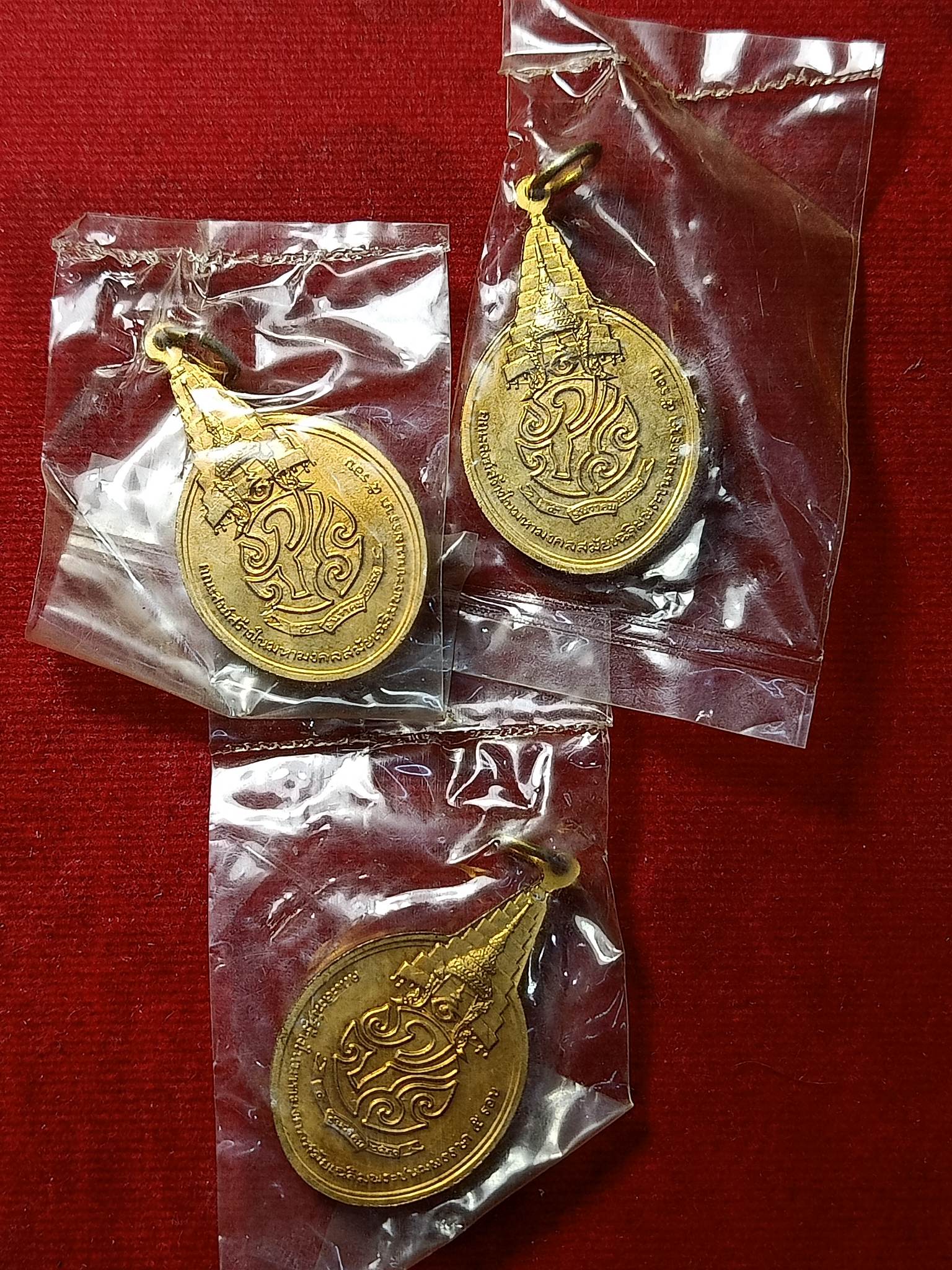 เหรียญพระชัยหลังช้าง ซองเดิม หลัง ภปร เนื้อกะไหล่ทอง ปี 2530 จำนวน 3 องค์ **ไม่รวมโปร** (SKU-02170)