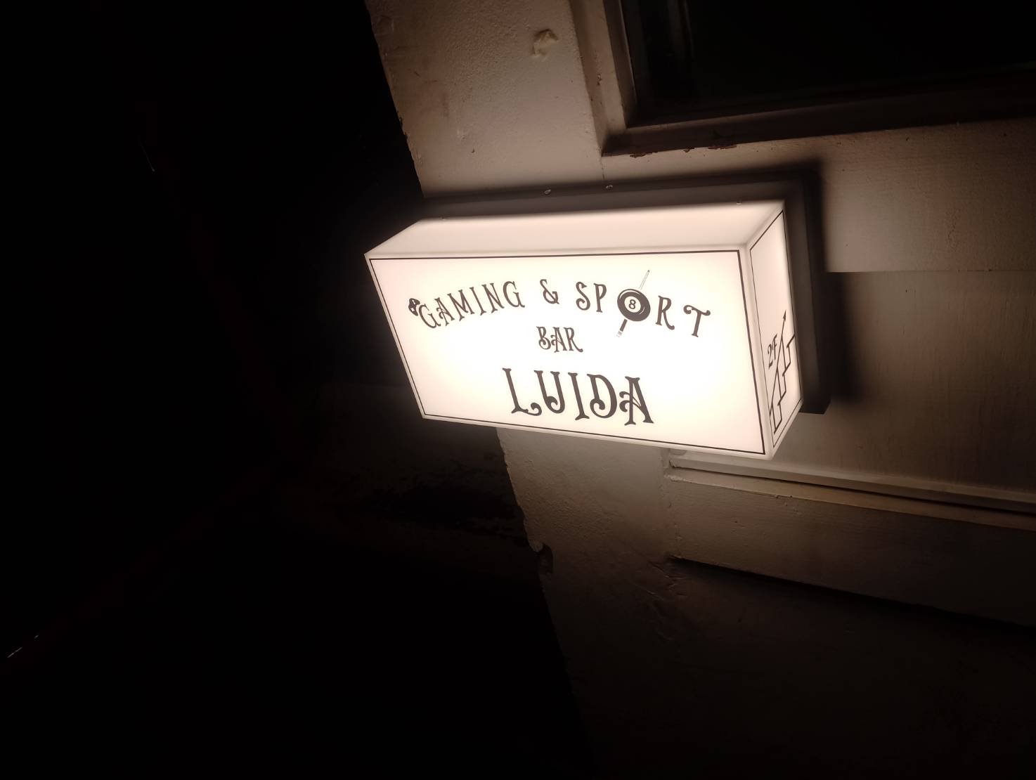 ป้ายกล่องไฟอะคริลิค ไฟออกรอบตัว Luida