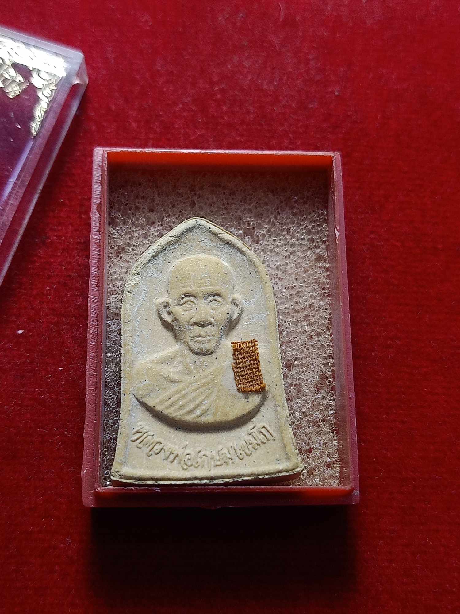 พระผงหลวงพ่่อเกษม สำนักสุสานไตรลักษณ์ จ.ลำปาง ปี 2535 พร้อมกล่อง (SKU-03212)