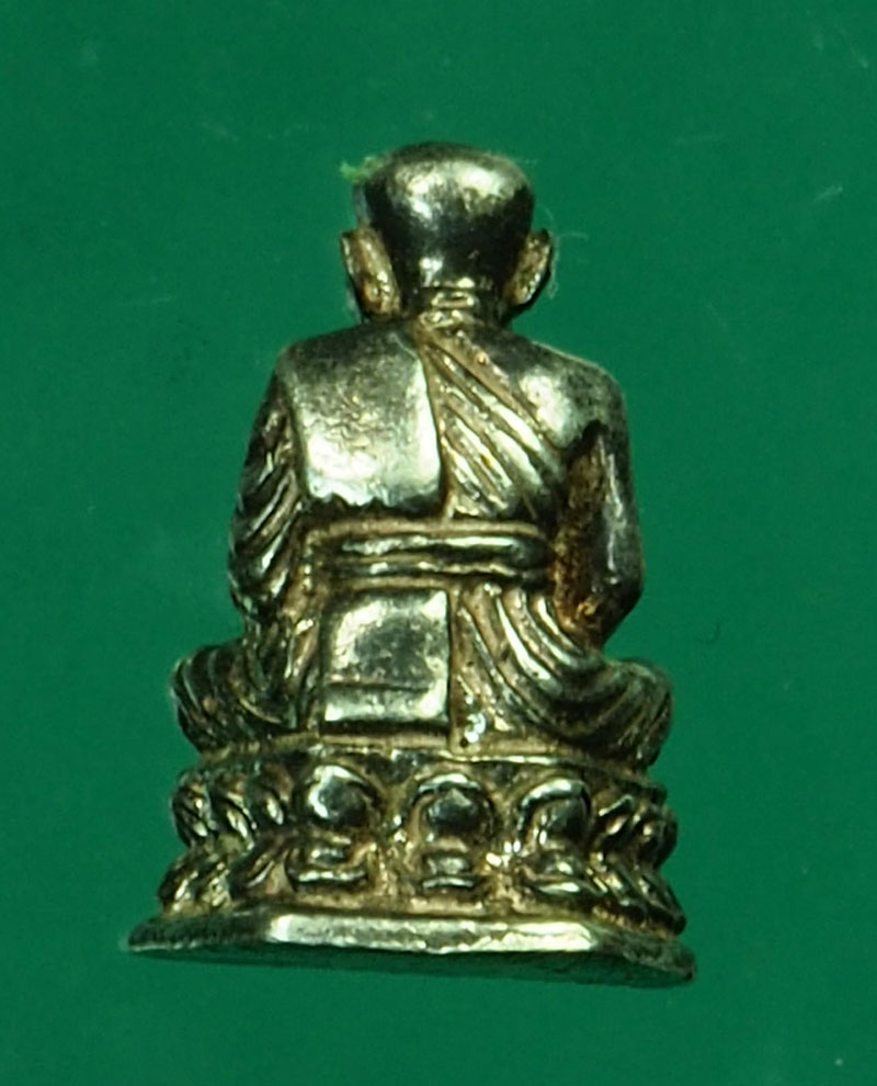 30002 พระรูปหล่อหลวงปู่ทวด วัดช้างไห้ ไม่ทราบปี เนื้อเงิน 11