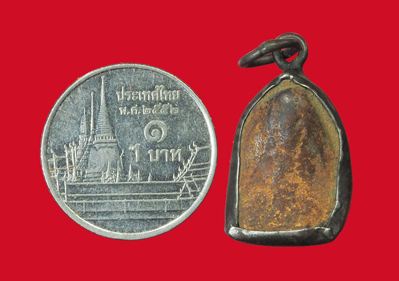 *32272 พระเนื้อดินลักษณะพิมพ์เม็ดน้อยหน่า กำแพงเพชร เลี่ยมจับขอบเงินก่า 13