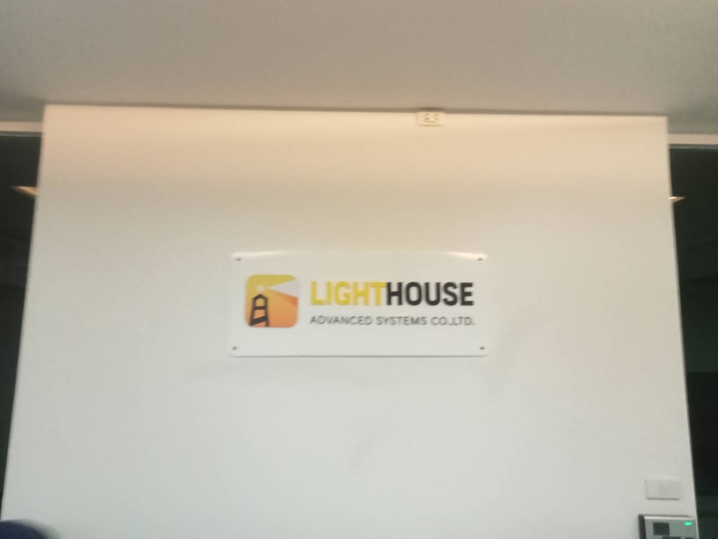 ป้ายอะคริลิคขาวติดอักษรอะคริลิคไดคัท