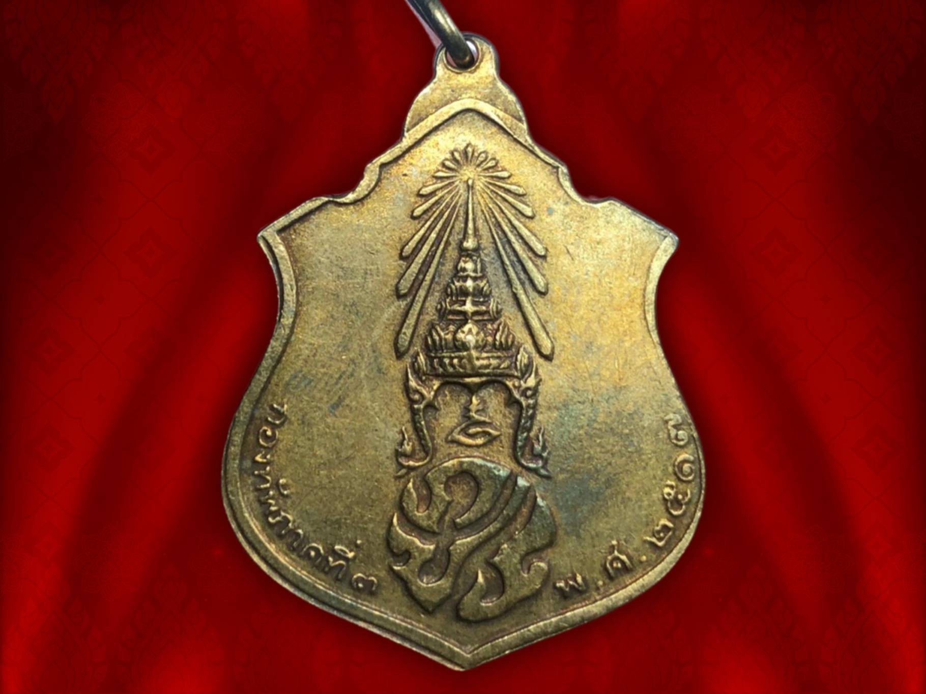 เหรียญทรงผนวช รัชกาลที่ 9 เนื้อทองแดงพ.ศ.2517 โดยกองทัพภาคที่ 3 พระเกจิคณาจารย์วิปัสสนาจารย์ทั่วประเทศในยุคนั้น ร่วมพิธีมหาพุทธิเษก อย่างยิ่งใหญ่ ในหลวงรัชกาลที่ 9 เสด็จในพิธี ครับ อลังการมาก ๆ