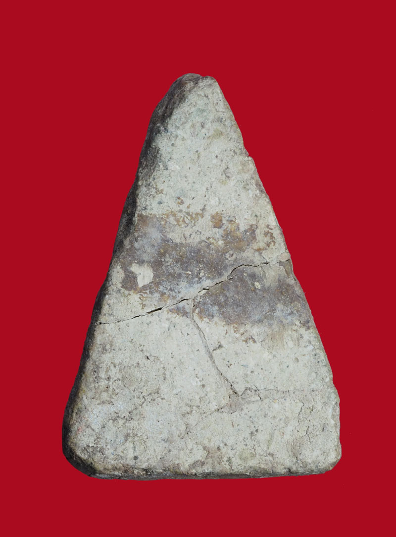 *30593 พระพิมพ์สามเหลี่ยม เนื้อผงเก่า พอมีอายุ ไม่ทราบที่และปีสร้าง 9