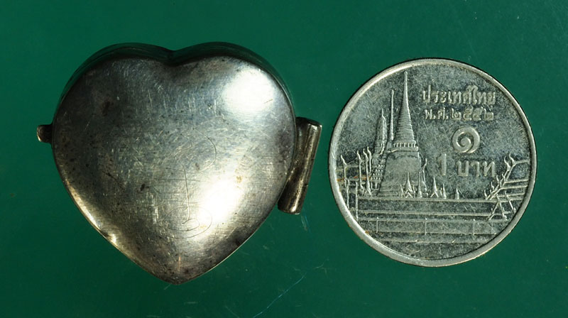 *30265 ตลับสีฝึ้งรูปหัวใจ มีจารเก่า ยันต์แบบ หลวงพ่อเงิน และหลวงพ่อกวย เนื้อเงิน 12