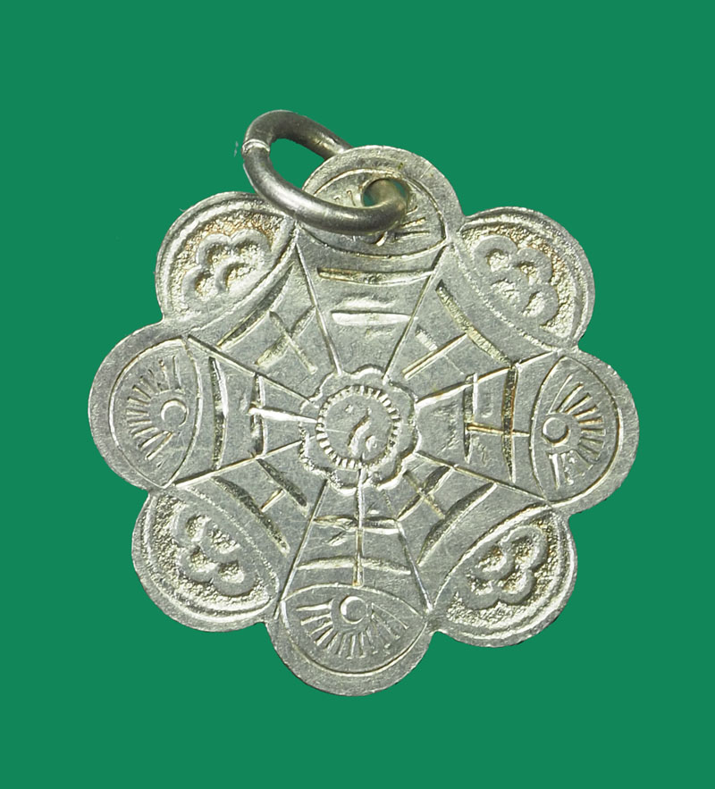 *32296 เหรียญเครื่องรางอักษรจีน หลังยันต์แปดทิศ เนื้่อเงินเก่าห่วงเชื่อม 12