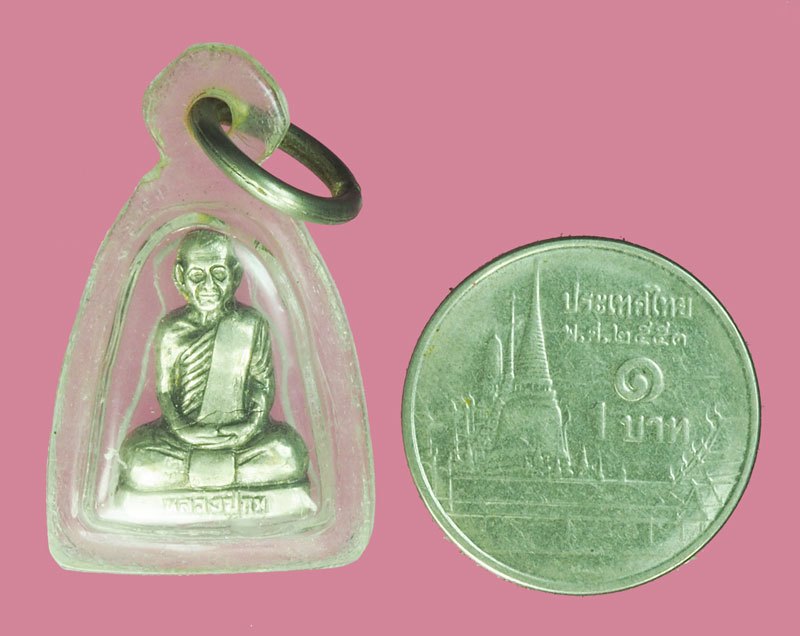 *39785 รูปหล่อปั้ม หลวงพ่อถม วัดเชิงเท่า ลพบุรี เนื้อเงิน พิมพ์เล็ก เลี่ยมพลาสติกเก่า 8