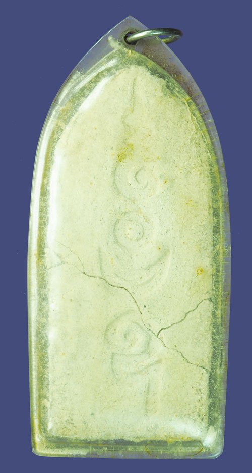 *39484 สภาพหักไม่ได้ซ่อมพระผงลีลาประทานพร หลวงปู่ยิ้ม วัดหนองบัว กาญจนบุรี เลี่ยมพลาสติกเก่า 20