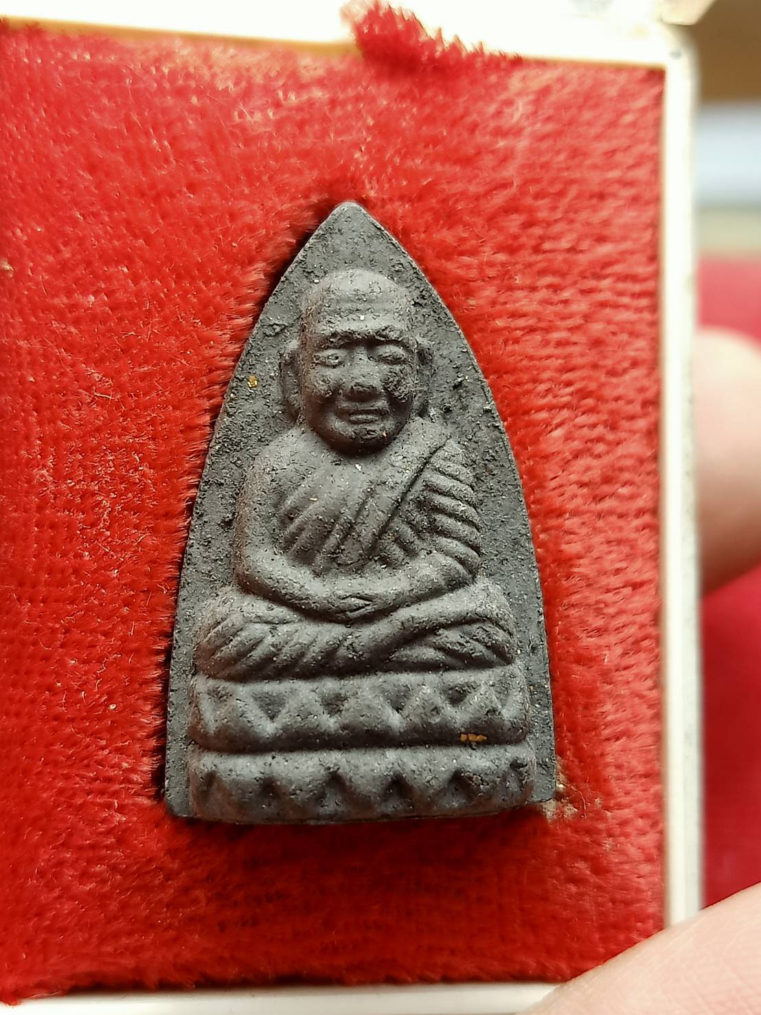 พระผงหลวงพ่อทวด วัดช้างให้ จ.ปัตตานี รุ่นสร้างศูนย์ศิปาชีพ ปี 2537 พร้อมกล่อง (SKU-08678)