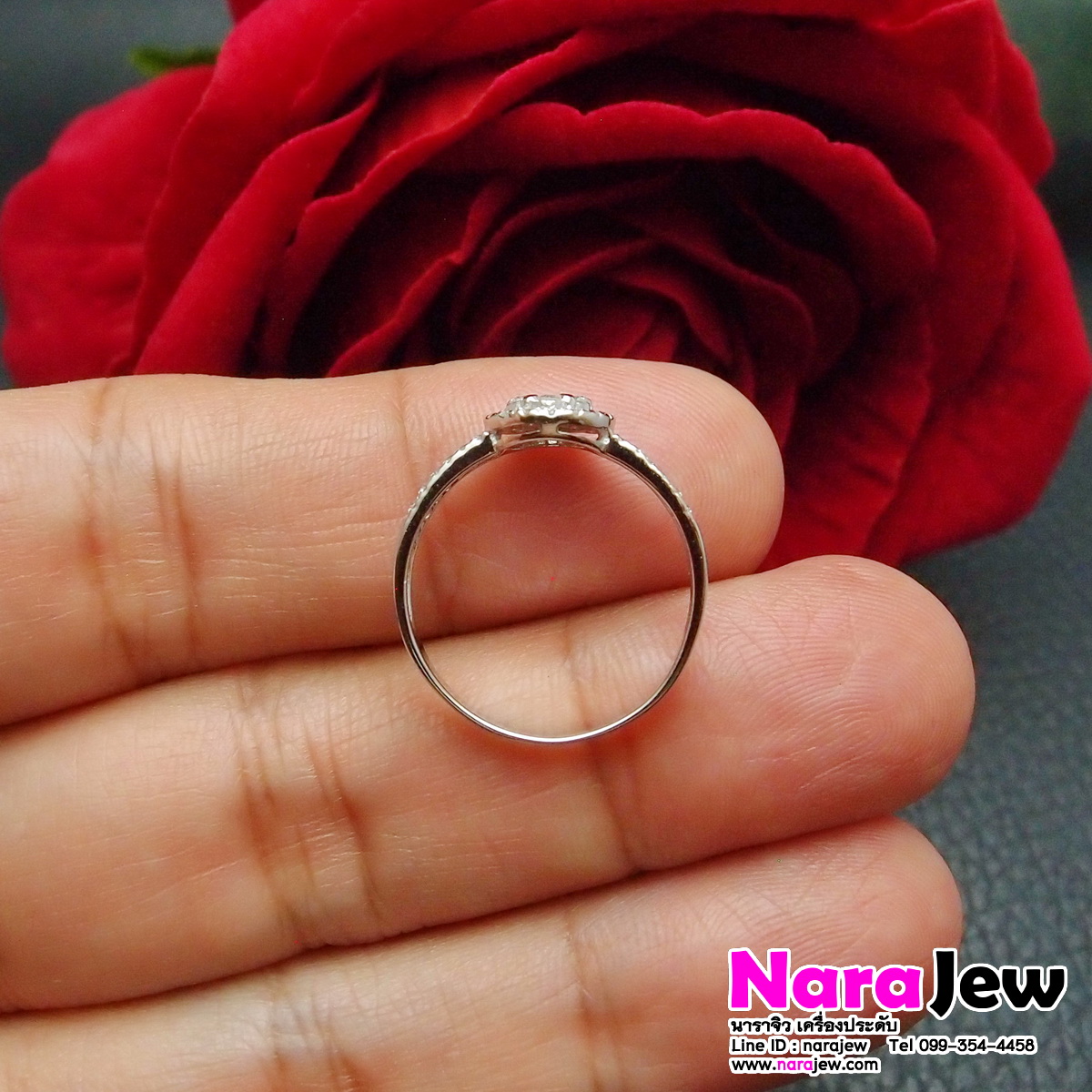 แหวนเพชร ดีไซน์ฝังกระจุก หน้ากว้าง 8 มิล ประดับเพชรแท้ 0.34 ct