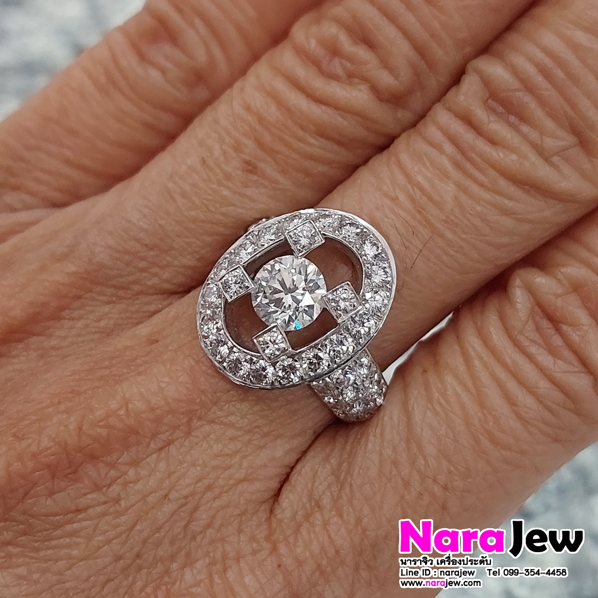 แหวนเพชร เม็ดกลาง 0.80 กะรัต ล้อมเพชร 1.64 กะรัต