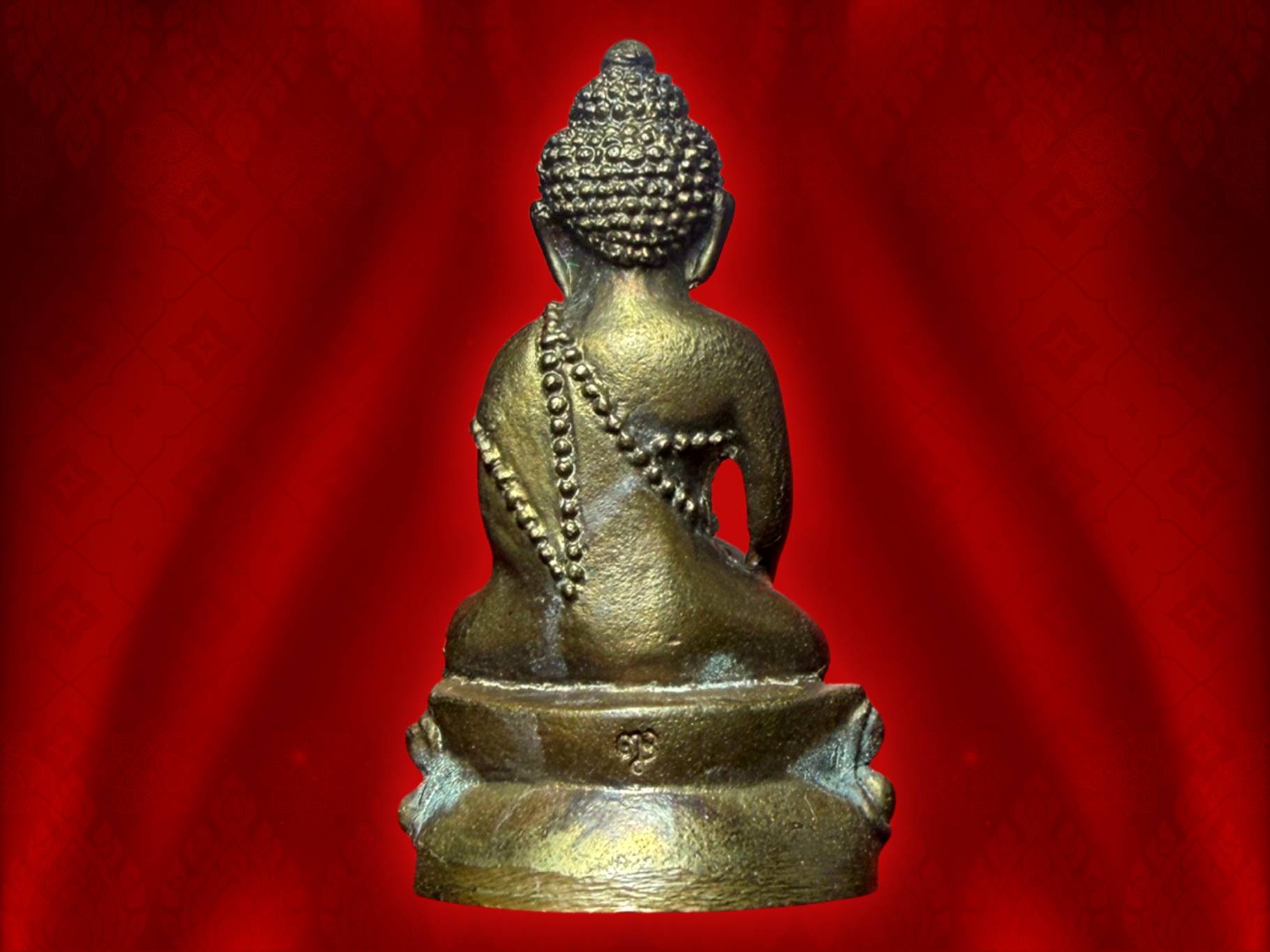 พระกริ่งเจ้าสัว เนื้อสัมฤทธิ์ ปี 2537 วัดบวรนิเวศวิหาร องค์นี้งามมากผิวออกรุ้งๆ แวววาวมาพร้อมกล่องเดิมๆ มีหมายเลขประจำองค์พระคือ No. 2659 ใต้ฐานจะตอกหมายเลของค์พระและอักษรภาษาจีนว่า จอซัว (เจ้าสัว) ส่วนด้านหลังตอกโค๊ตพระนามย่อ ญสส. กริ่งดี มีความหมายดี พิ