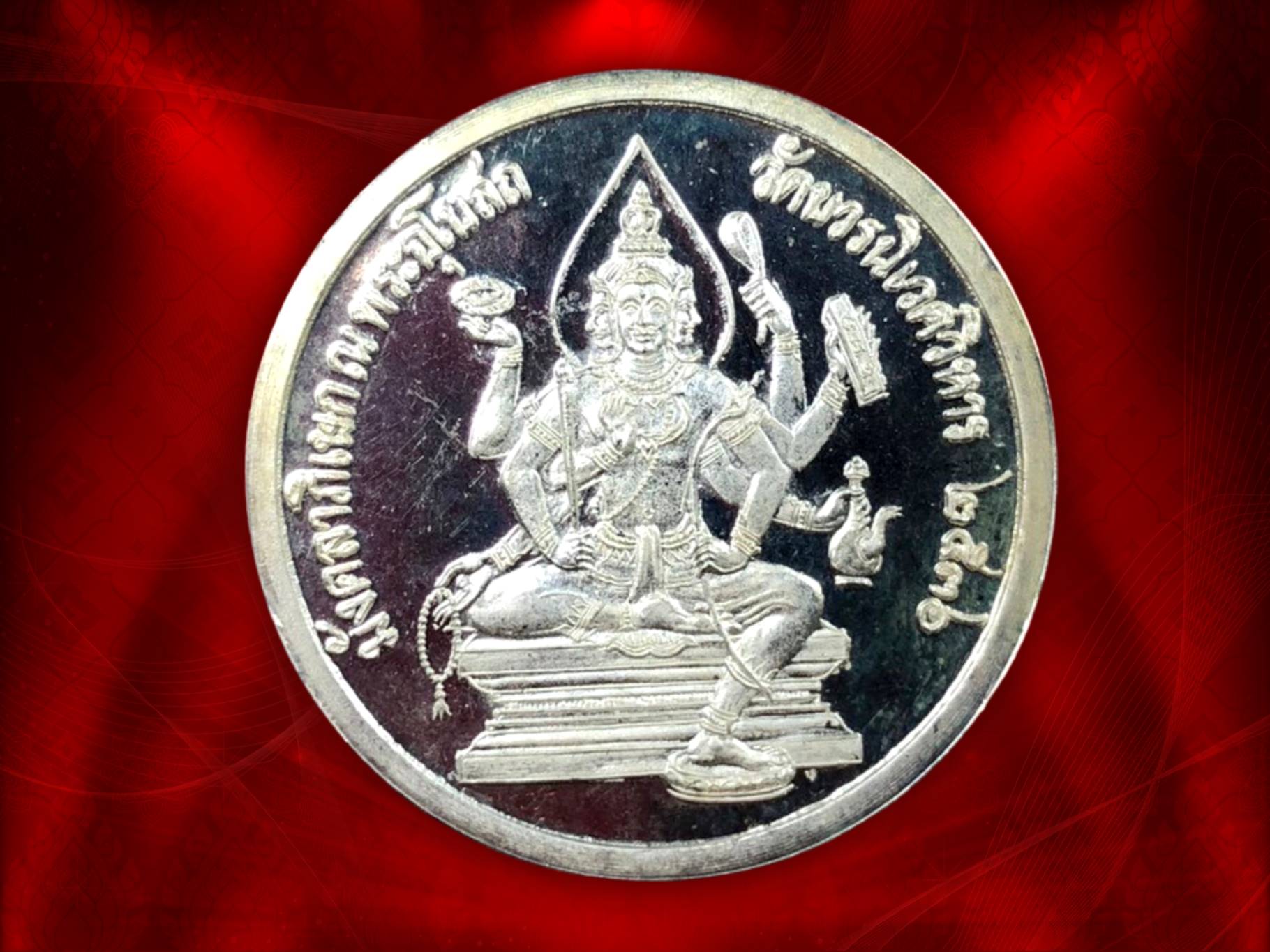 สมเด็จพระพุฒาจารย์ (โต พรหมรังษี) เนื้อเงิน พ.ศ. 2536 พร้อมกล่องกัมมะหยี่ หายากสุดๆ ครับที่จะมาพร้อมกล่องเดิมแบบนี้