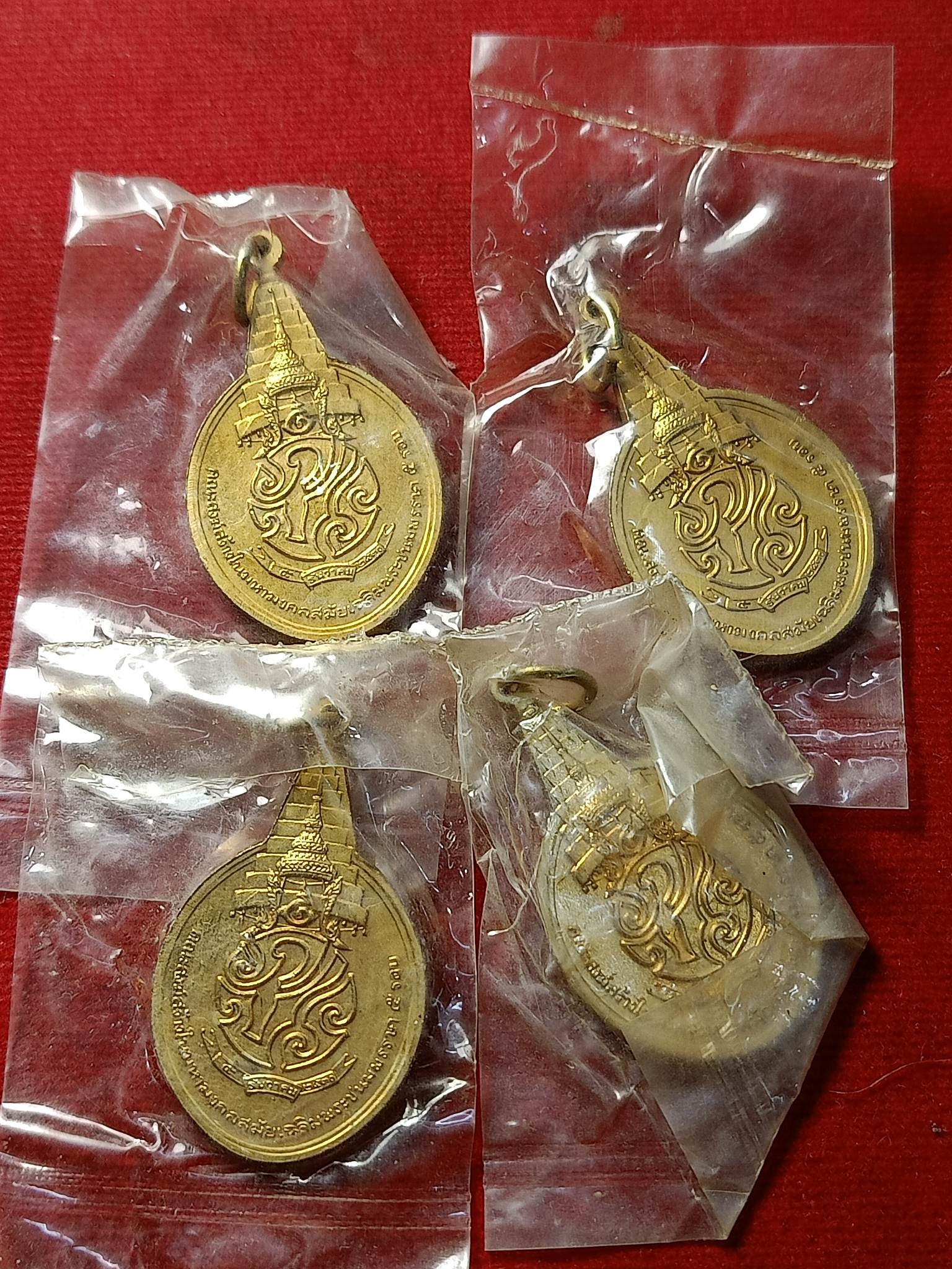 เหรียญพระชัยหลังช้าง ซองเดิม หลัง ภปร เนื้อกะไหล่ทอง ปี 2530 จำนวน 4 องค์ **ไม่รวมโปร** (SKU-02171)