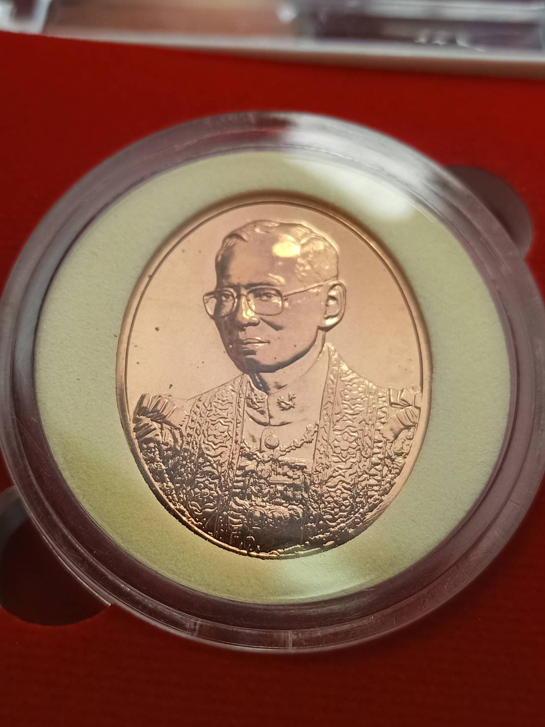 เหรียญในหลวง หลังภปร. ที่ระลึก 100 ปี โรงพยาบาลจุฬาลงกรณ์ สภากาชาดไทย 2557 พร้อมกล่อง (SKU-09066)