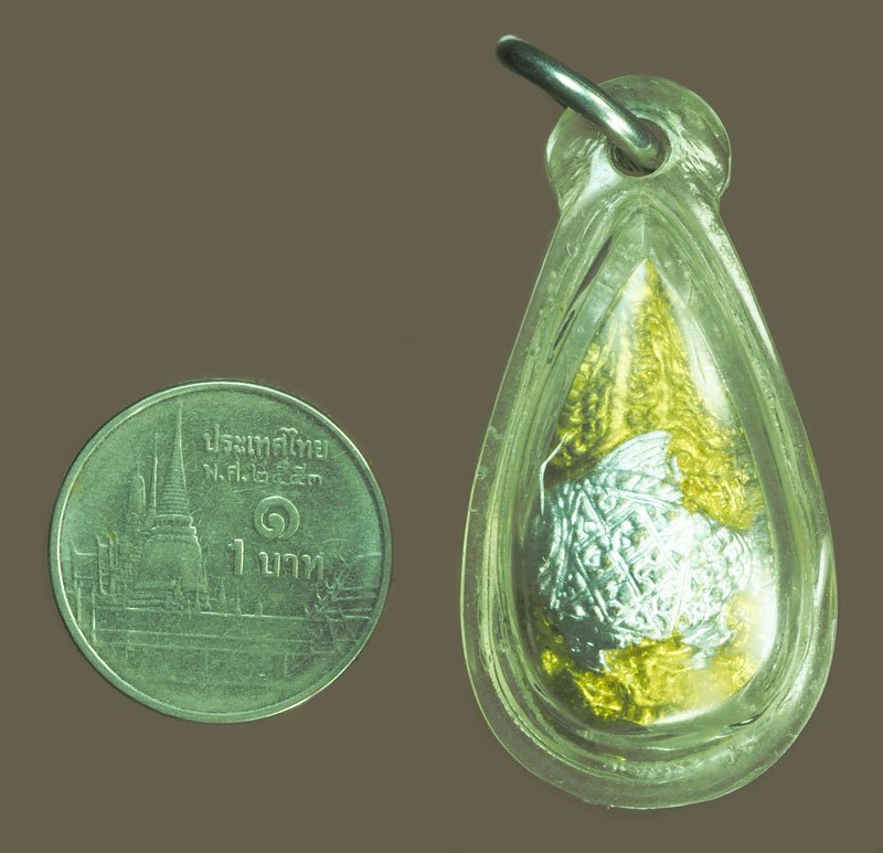 *39864 หยดน้ำมหานิยมมหามงคล ไม่ทราบที่ เลี่ยมพลาสติกเก่าพอมีอายุ 12