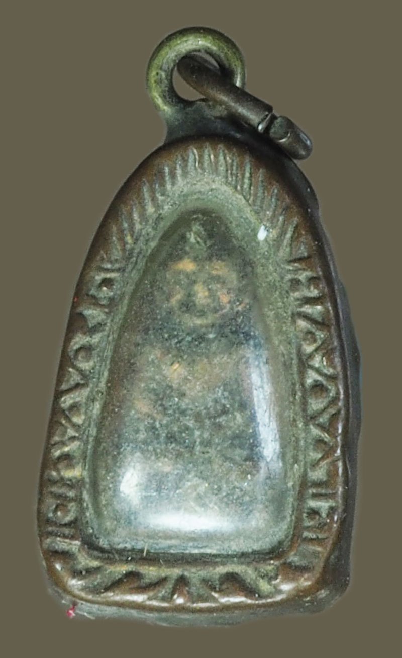 *40401 พระหลวงปู่ทวด หลังนางกวักไม่ทราบปี พร้อมเลี่ยมกรอบเก่าเดิม 11