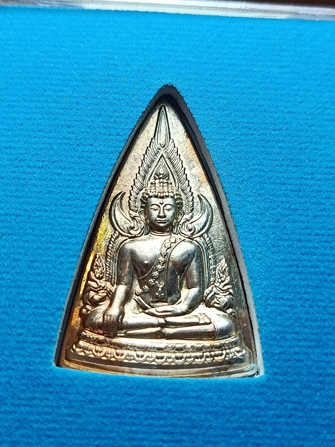 เหรียญพระพุทธชินราช (เหรียญแม่) เนื้อกะไหล่เงิน พร้อมกล่อง ที่ระลึกสร้างตึกผู้ป่วยโรคมะเร็ง จ.ลพบุรี พร้อมกล่อง (SKU-10420)