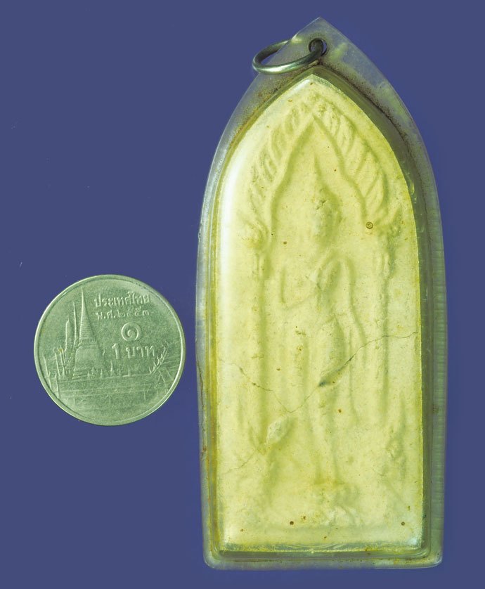 *39484 สภาพหักไม่ได้ซ่อมพระผงลีลาประทานพร หลวงปู่ยิ้ม วัดหนองบัว กาญจนบุรี เลี่ยมพลาสติกเก่า 20