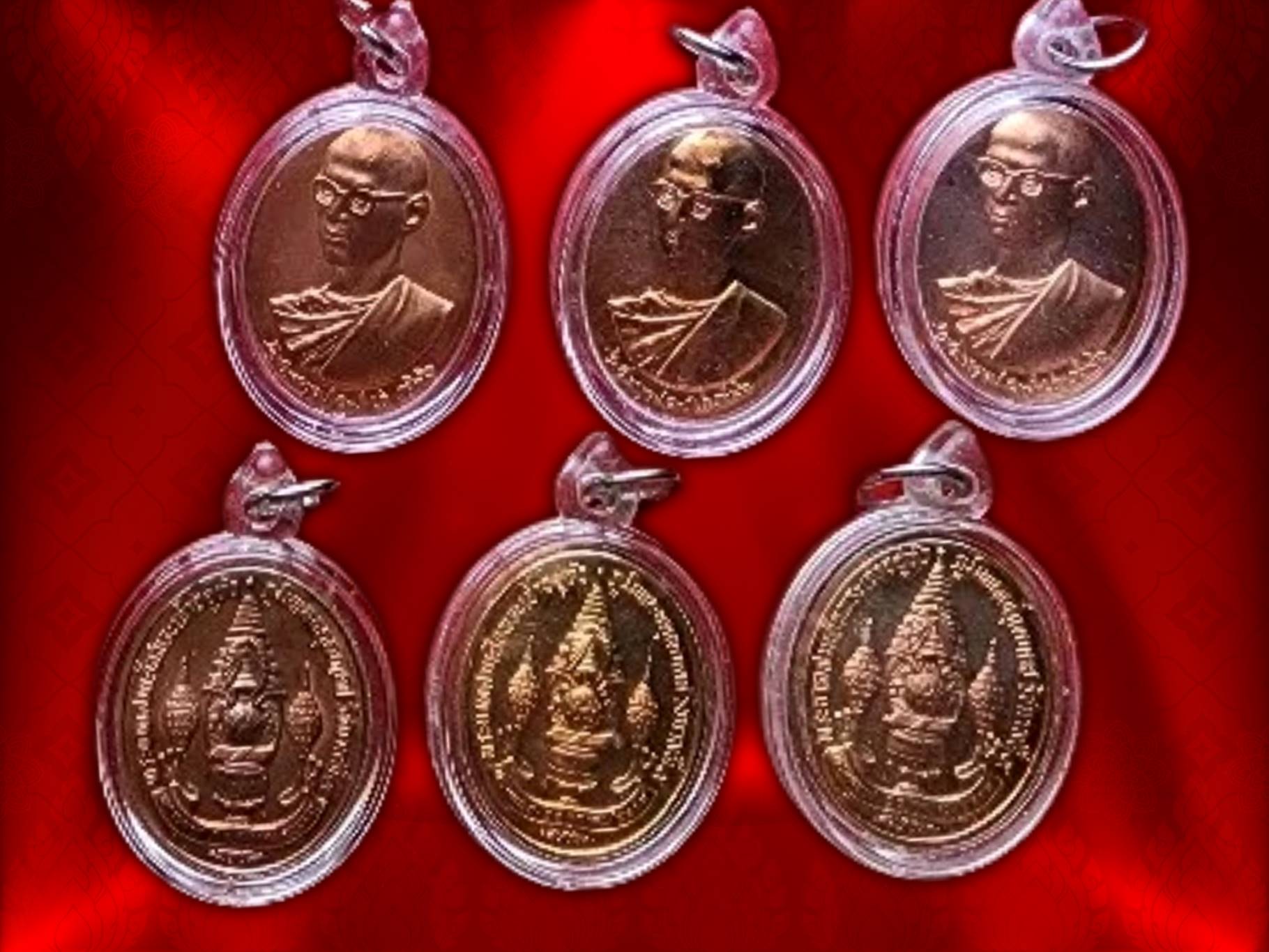 เหรียญทรงผนวช ในหลวงรัชกาลที่ 9 รุ่น พลังแห่งแผ่นดิน ปี 2554 วาระเจริญพระชนมายุ ครบ 84 พรรษา 5 ธันวาคม 2554 เนื้อทองแดง พร้อมเลี่ยม จำนวน 7 เหรียญ