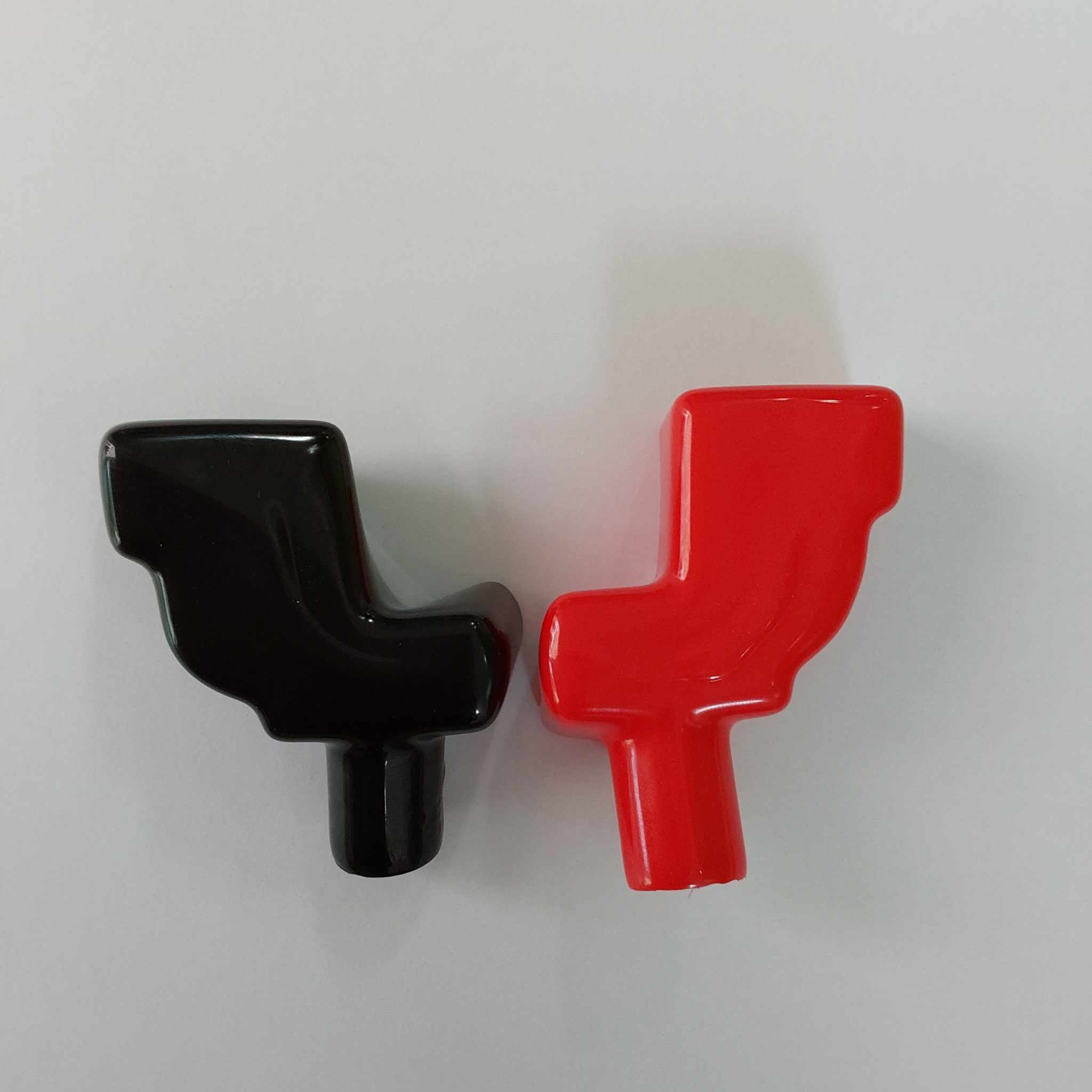 ยางครอบขั้วแบตเตอรี่รถยนต์ อย่างดี จำนวน 1 คู่ สีแดง สีดำ ยางหุ้มขั้วแบตเตอรี่ทองเหลือง พร้อมจัดส่ง