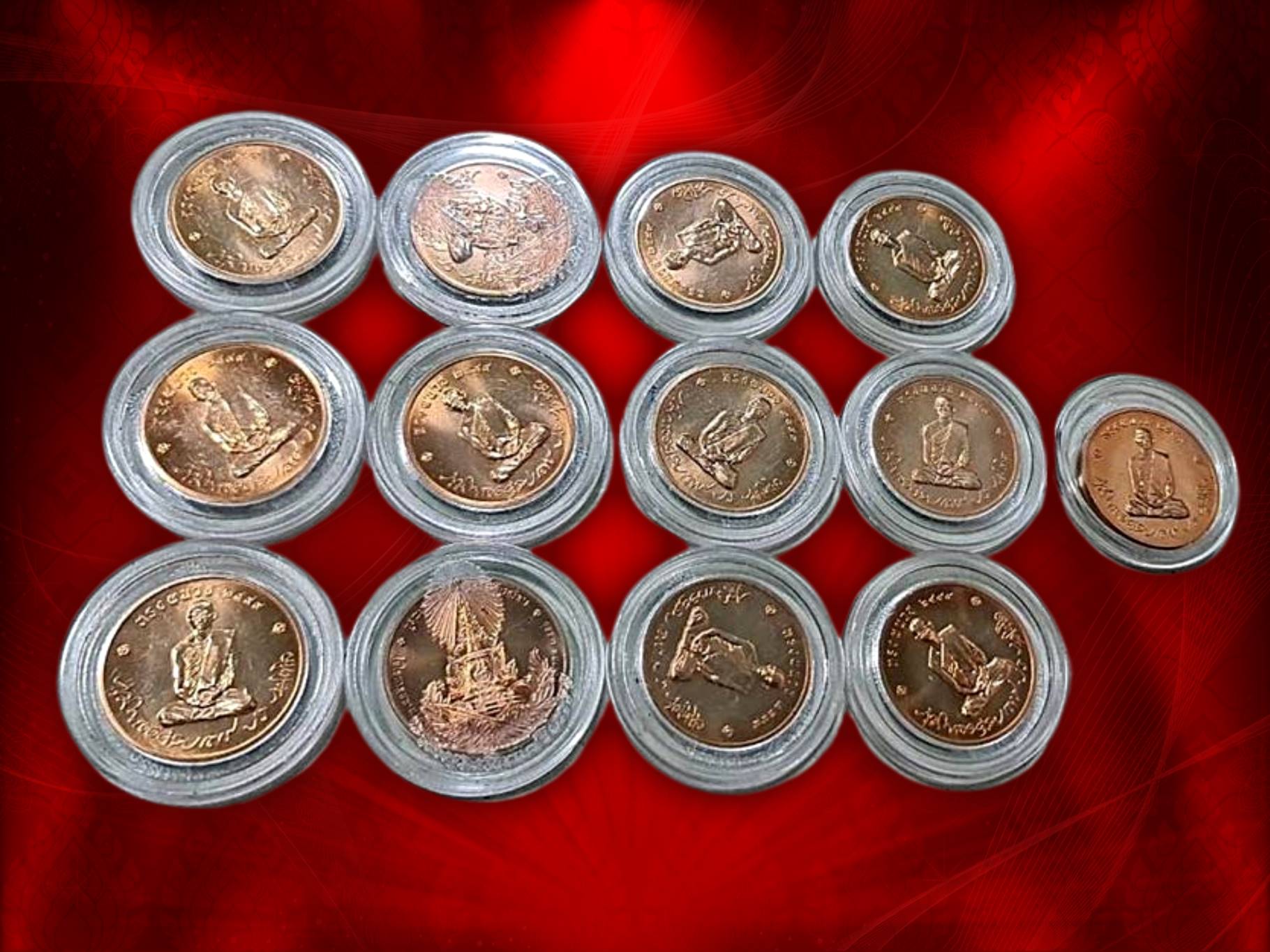 เหรียญทรงผนวช ในหลวงรัชกาลที่ 9 ปี 2550 วัดบวรนิเวศวิหาร เนื้อทองแดง พร้อมตลับ สภาพสวยแชมป์ ไม่ผ่านการใช้งาน 13 เหรียญ