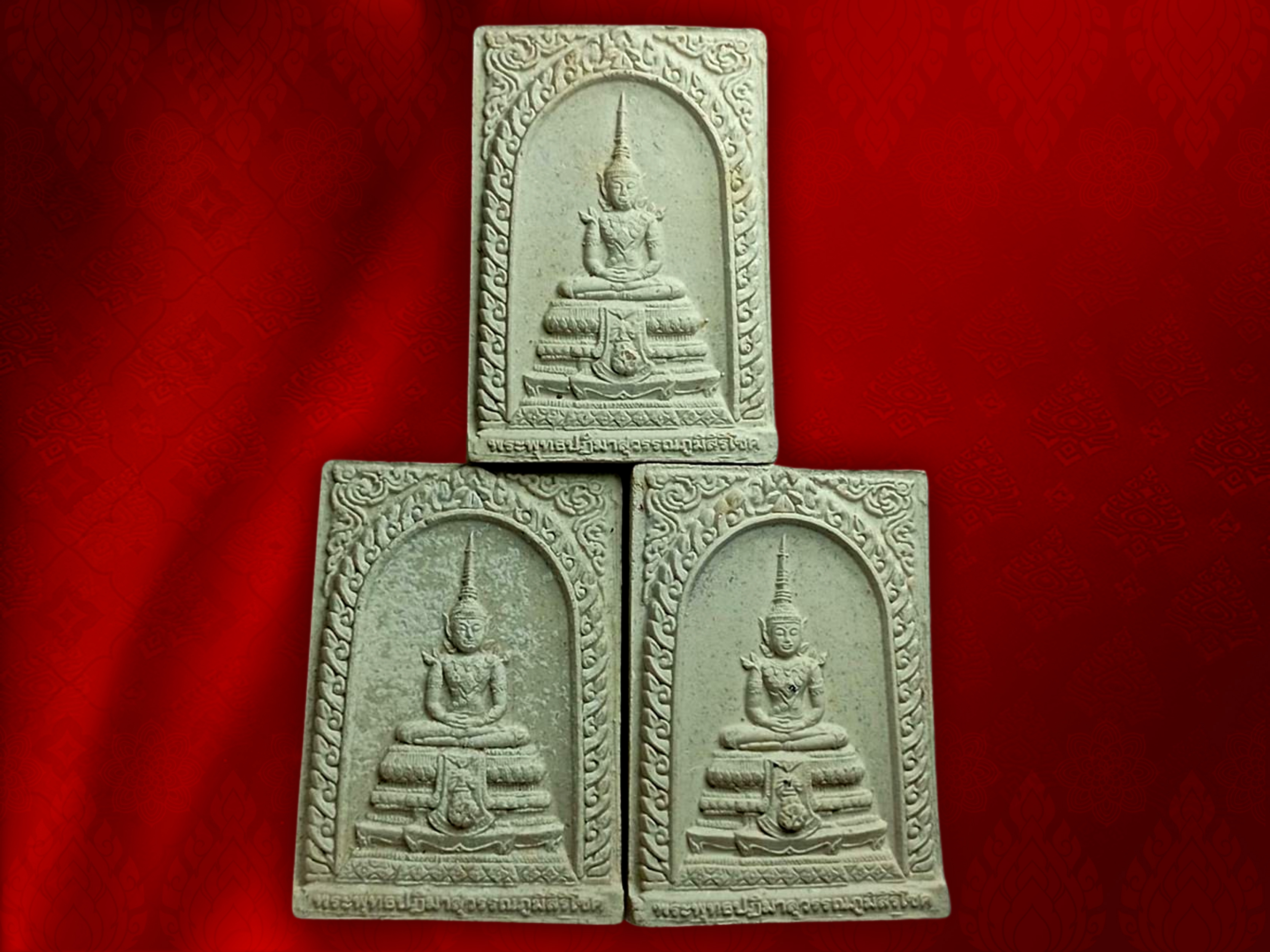 พระพุทธปฏิมาสุวรรณภูมิสิริโชค ภ.ป.ร. เนื้อผง ปี 2549 พร้อมกล่อง พิธีมหาพุทธาภิเษก 4 วาระ หายากครับ มวลสารสุดยอดมากๆ ครับ 3 องค์