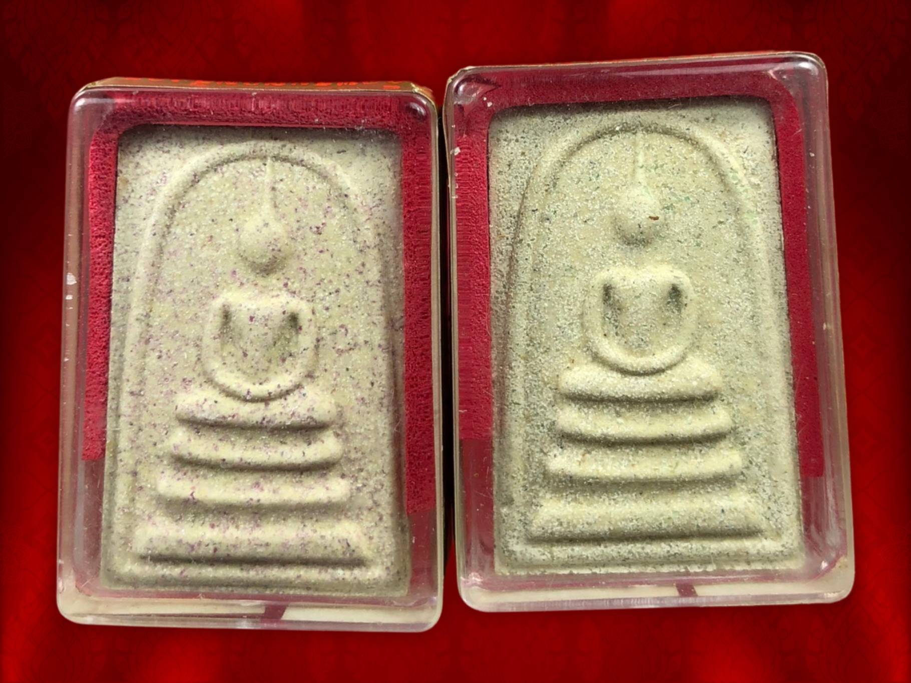 พระสมเด็จ 80 พรรษา เนื้อผงอัญมณี (ทับทิม และหยก) รุ่น ทีฆายุโกโหตุสังฆราชา ๘๐ พรรษา สมเด็จพระญาณสังวร สมเด็จพระสังฆราช วัดบวรนิเวศวิหาร ปี 2536 เนื้อผงทับทิม ผงหยกหมายเลข 8589 และ 8570 ตามลำดับ