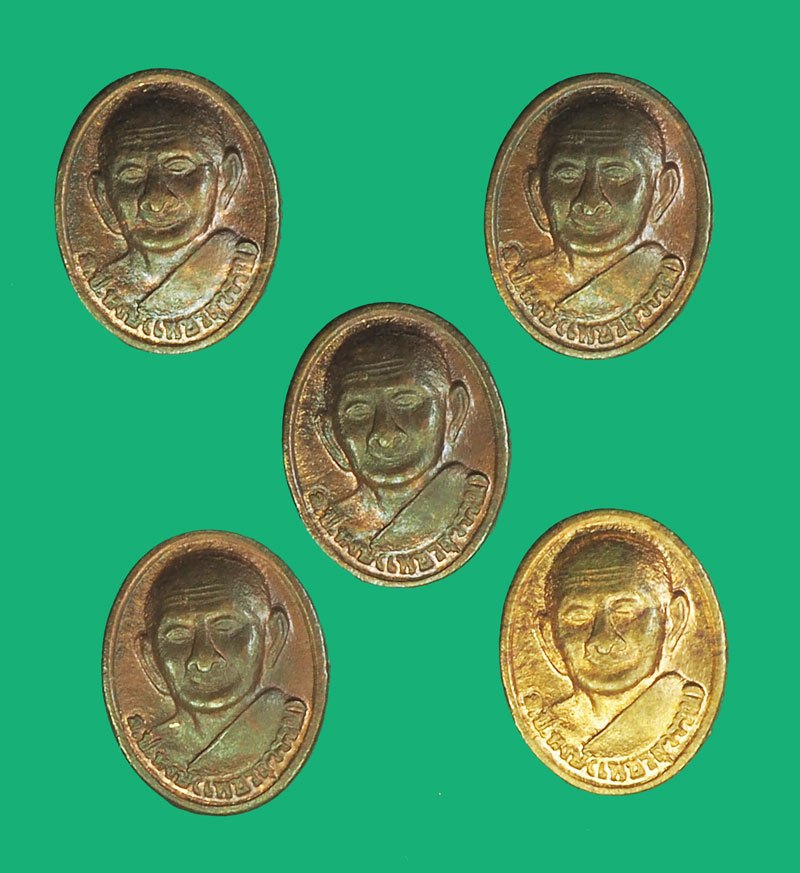 *39749 คอลเล็คชั่่นเพื่อการสะสม พระปิดตาเม็ดกระดุม หลังรูปเหมือน หลวงปู่หงษ์ วัดเพชรบุรี สุรินทร์ จำนวนรวม 5 องค์ 86