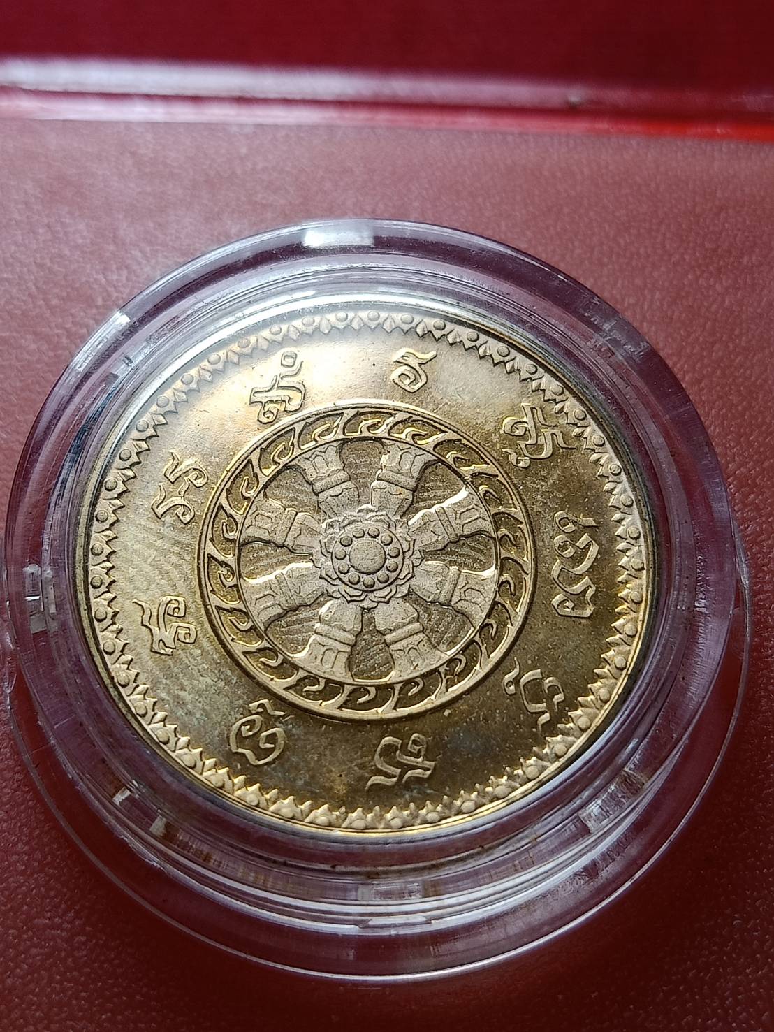 เหรียญพระพุทธโสธร รุ่นนานาชาติ(รุ่นแรก) วัดโสธรวรารามวรวิหาร จ.ฉะเชิงเทรา ปี 2537 พร้อมกล่อง (SKU-04847)