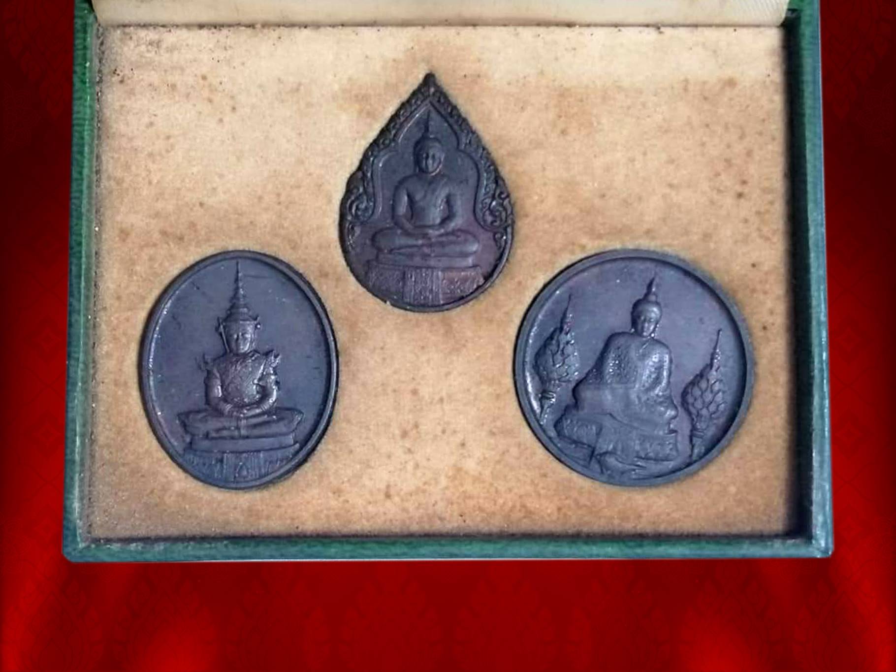 เหรียญพระแก้วมรกต ภปร. ฉลองกรุงรัตนโกสินทร์ 200 ปี พ.ศ.2525 เนื้อทองแดง ครับทั้ง 3 ฤดู กล่องหนังอย่างหรูเดิมๆ ครับ