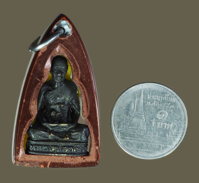 *40418 พระกริ่งรูปเหมือนหลวงพ่อพริ้ง วัดโบสถ์โก่งธนู ลพบุรี เลี่ยมพลาสติกเดิมวินเทจ 69