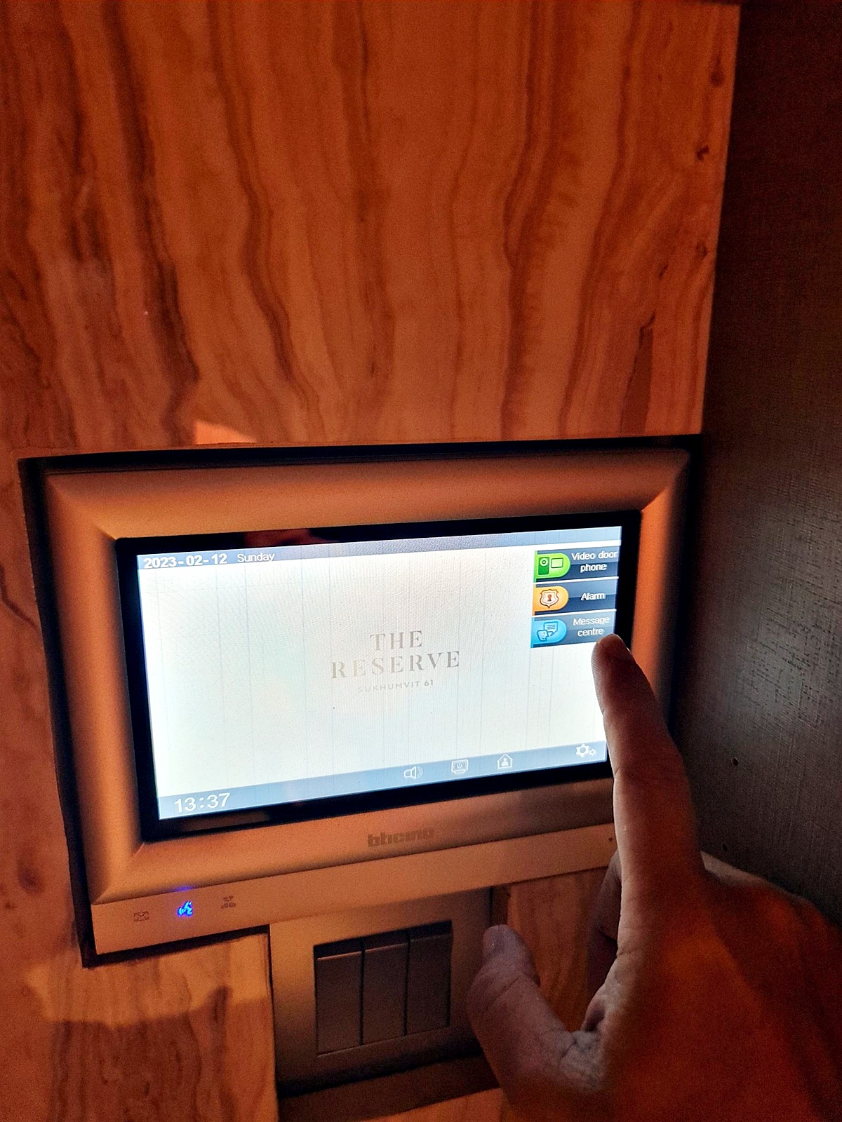 คอนโด The Reserve Sukhumvit 61 (เดอะ รีเซิร์ฟ สุขุมวิท 61) LUXURY CLASS ห้องใหญ่ ขายต่ำกว่าราคาซื้อขาย พร้อมเฟอร์ และบิ้วอิน