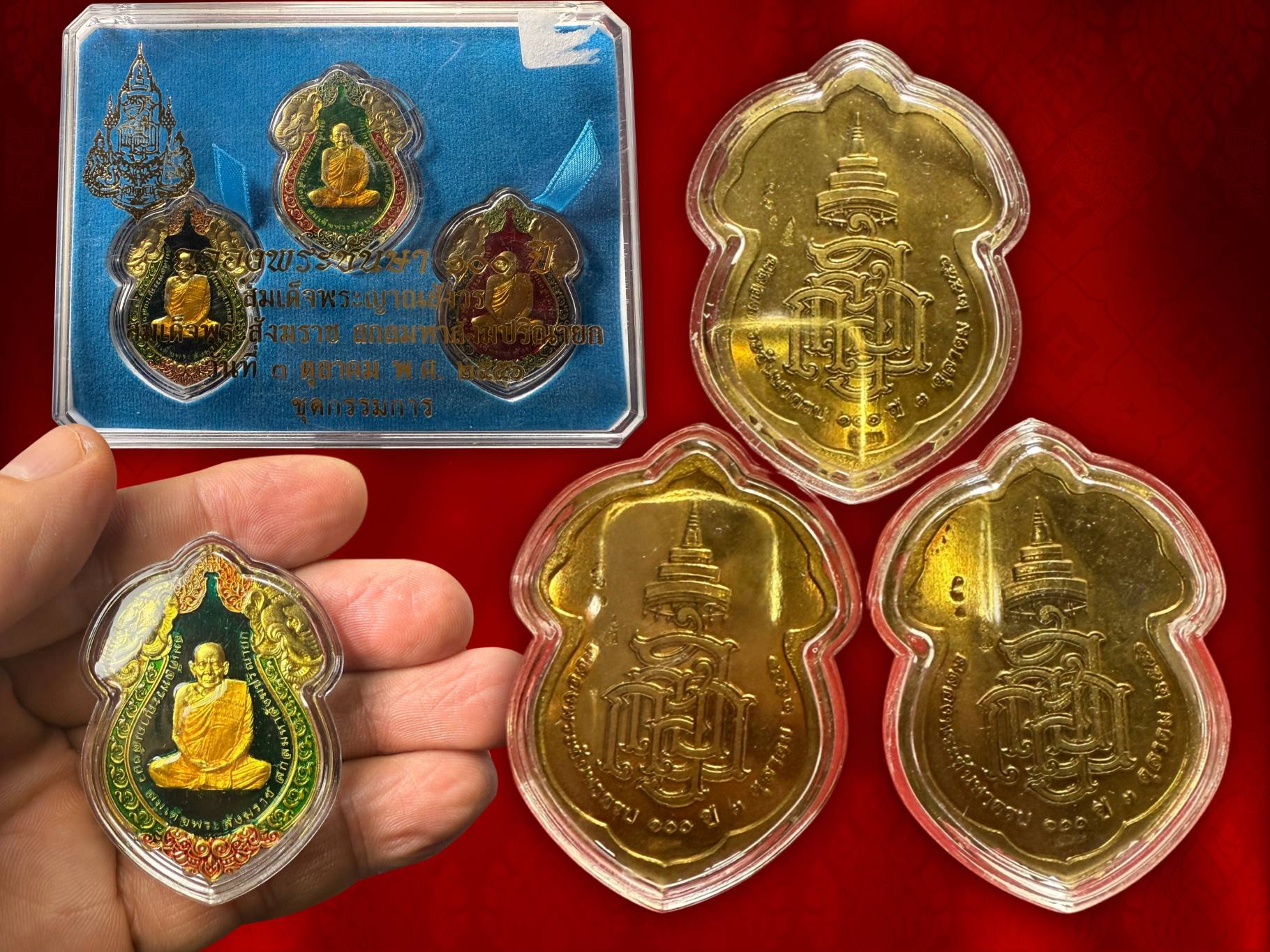 เหรียญเสมาช้างพระรูปเหมือน สมเด็จพระสังฆราช พระองค์ที่ 19 แห่งกรุงรัตนโกสินทร์ วัดบวรนิเวศวิหาร เนื้อทองแดงชุบทองลงยา จัดสร้างวาระโอกาสฉลองพระชันษา 100 ปี สมเด็จพระสังฆราช 3 ตุลาคม 2556 ชุดนี้ เป็นชุดกรรมการพร้อมกล่องเดิม 1 ชุดมี 3 เหรียญ เลข ......... จั