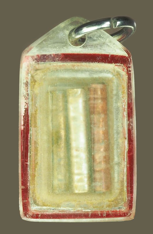 *38965 รูปถ่ายหลังตะกรุด หลวงพ่อพริ้ง วัดโบสถ์โก่งธนู ลพบุรี เลี่ยมพลาสติกเก่าสองชั้น 69