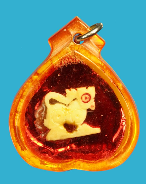 *36059 สิงห์แกะ ด้านหลังฉากกระดาษสะท้อนแสงสีแดง หลวงพ่อมุ่ย วัดดอนไร่ สุพรรณบุรี 84