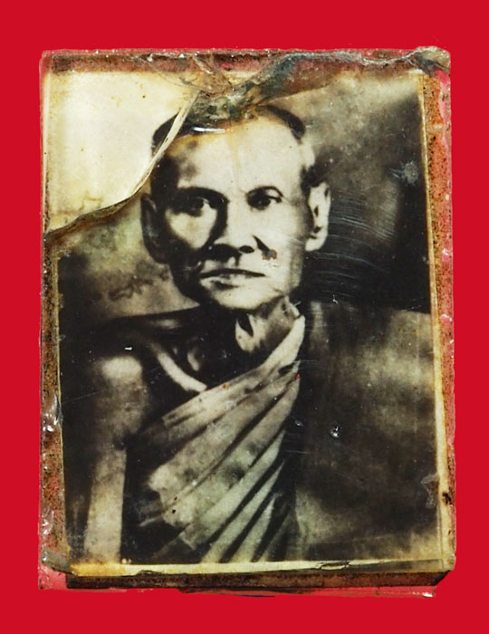 *35331 รูปถ่ายสังฆาฏิดำ หลวงปุ่ยิ้ม วัดเจ้าเจ็ด อยุธยา ปี 2502 (หลวงพ่อจง วัดหน้าต่างนอก ปลุกเสก) 50