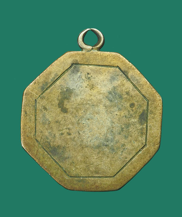 *32297 เหรียญเครื่องรางเก่า ยันต์แปดทิศ ห่วงเชื่อมเนื้อเงิน ยุคปี 24XX 12