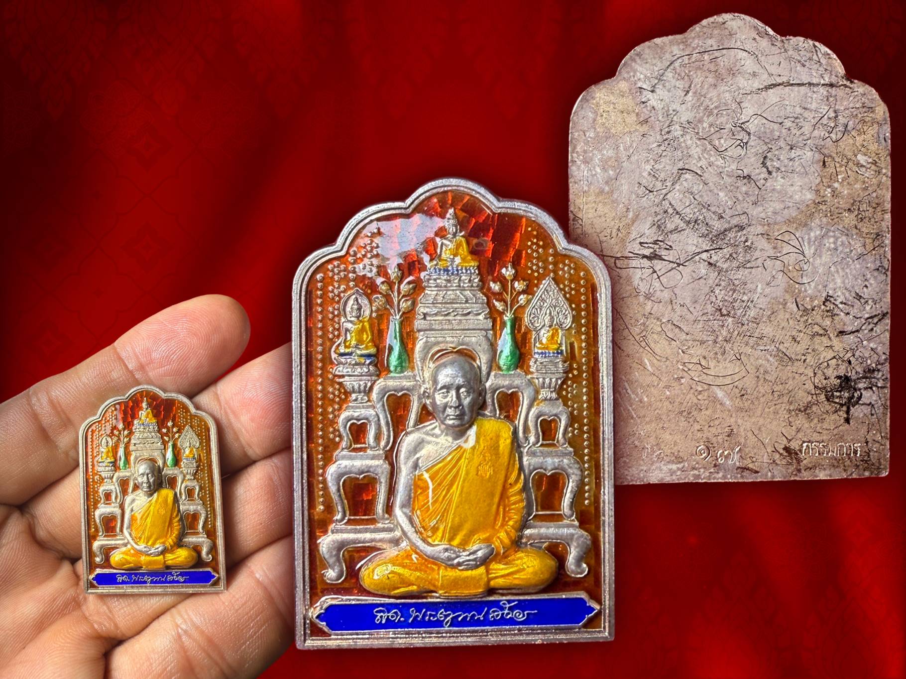เหรียญโต๊ะหมู่เจริญบารมี สมเด็จพระญาณสังวร สมเด็จพระสังฆราช เนื้อเงินลงยา พ.ศ.2553 No.17 กรรมการ รอยจารพระเกจิอาจารย์เต็มๆ งามและหายากสุด ๆ ครับ