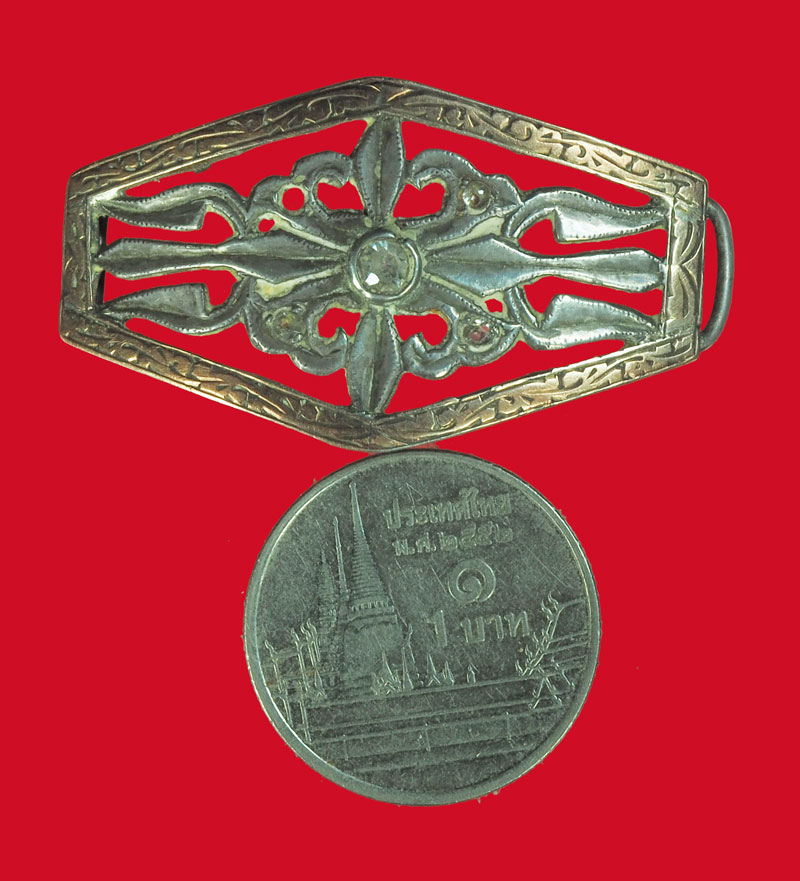 *33831 ของสะสมเก่า สันนิฐานว่าเป็นหัวเข็มขัดเนื้อเงิน แปะกรอบนาค ฝังเพชร เก่าๆ 16