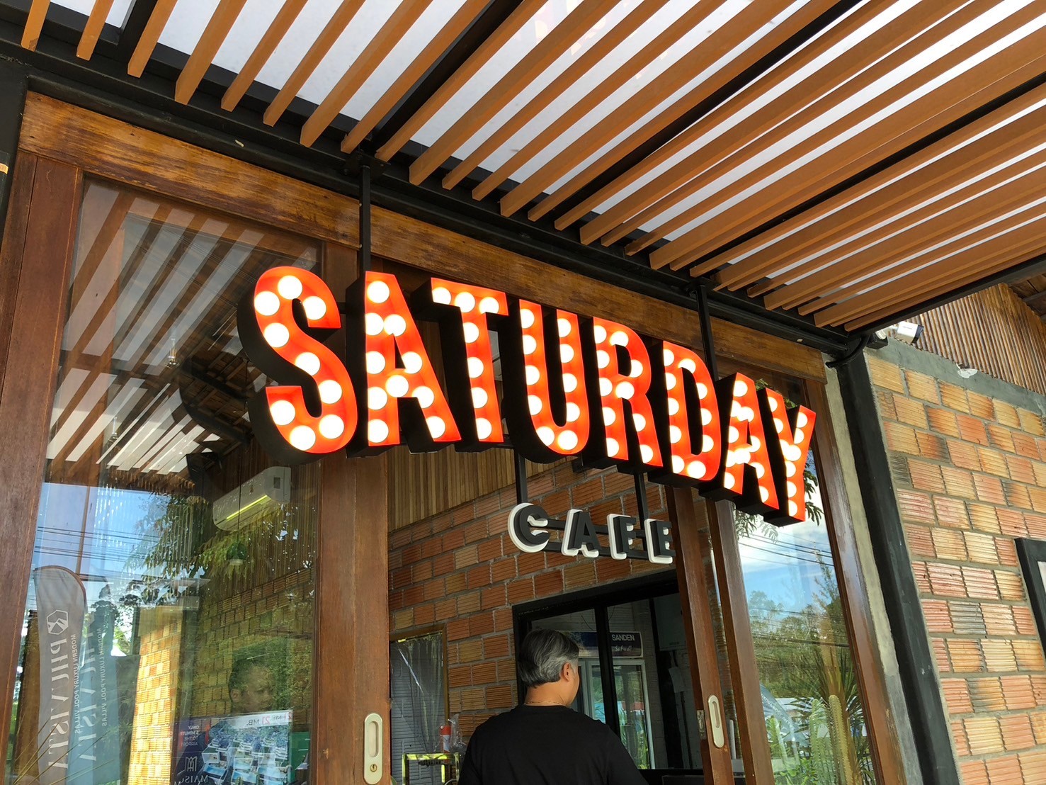 ป้ายร้าน SATURDAY