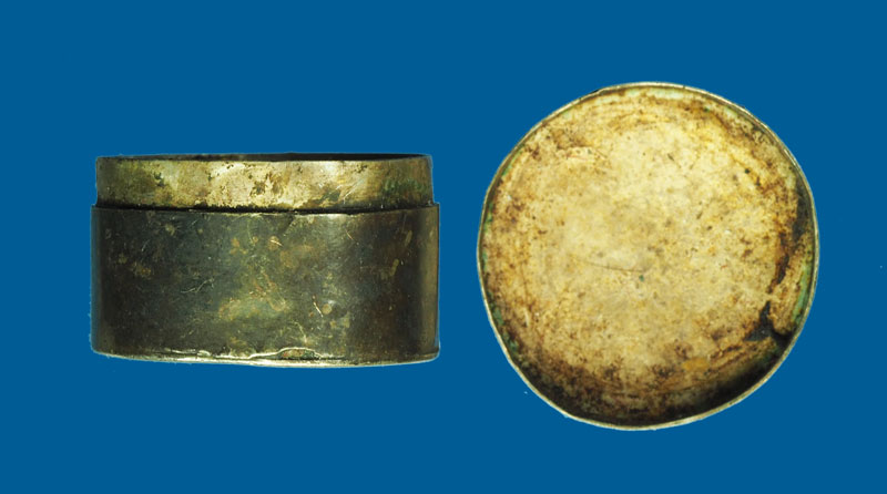 *31356 ตลับสีผึ้งเก่า ไม่ทราบอาจารย์ เนื้อเงิน 12