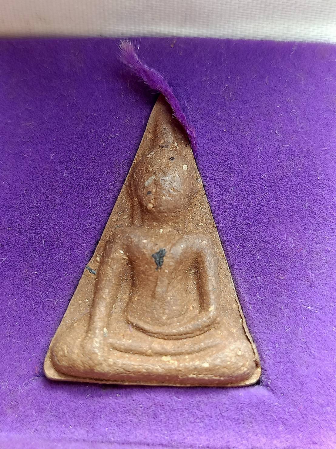 พระนางพญาพิมพ์ใหญ่เข่าโค้ง เจริญพระชนมายุ 48 พรรษา ปี 2546 พร้อมกล่อง (SKU-11749)