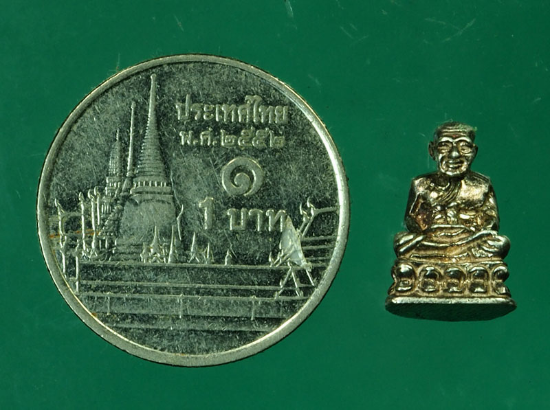 30002 พระรูปหล่อหลวงปู่ทวด วัดช้างไห้ ไม่ทราบปี เนื้อเงิน 11