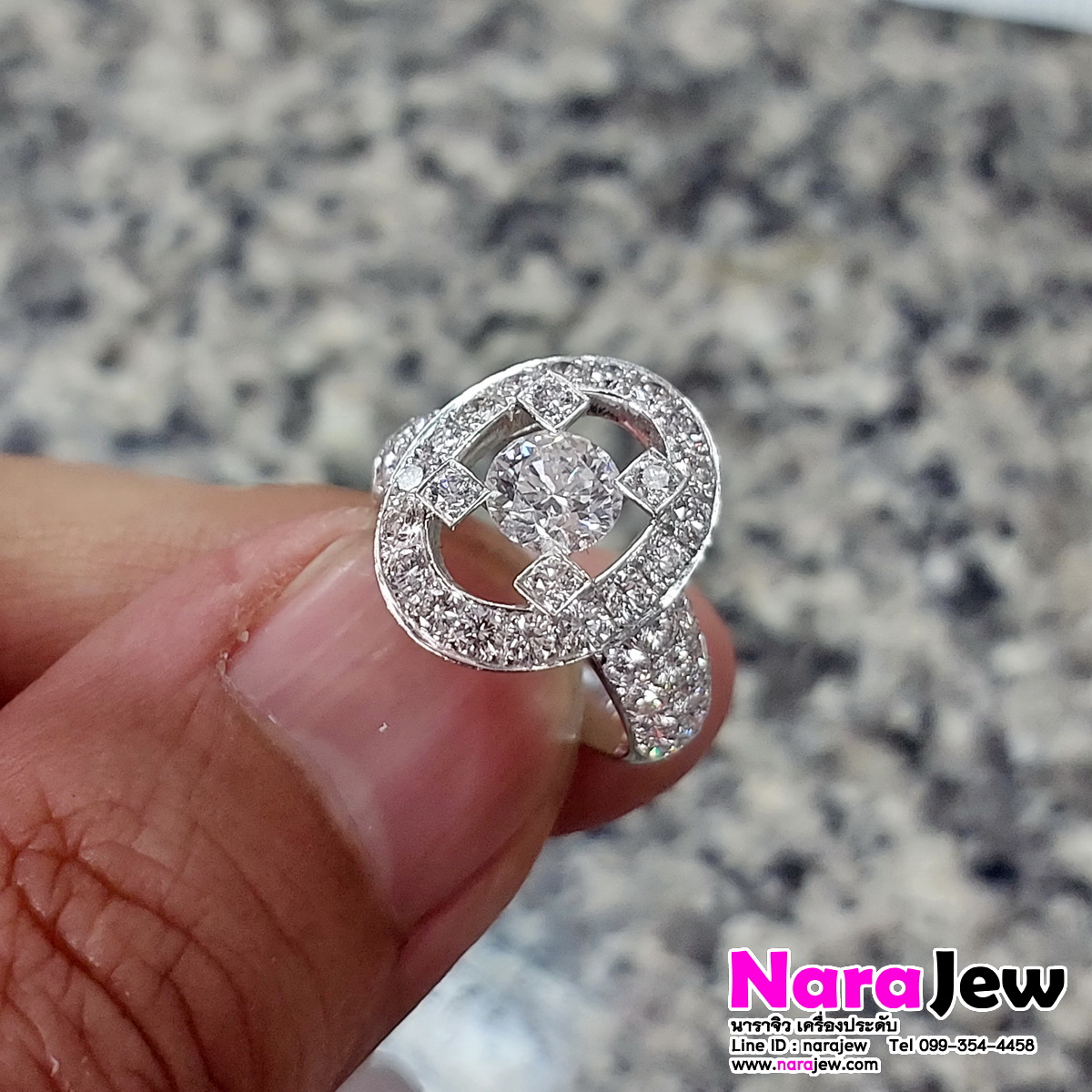 แหวนเพชร เม็ดกลาง 0.80 กะรัต ล้อมเพชร 1.64 กะรัต