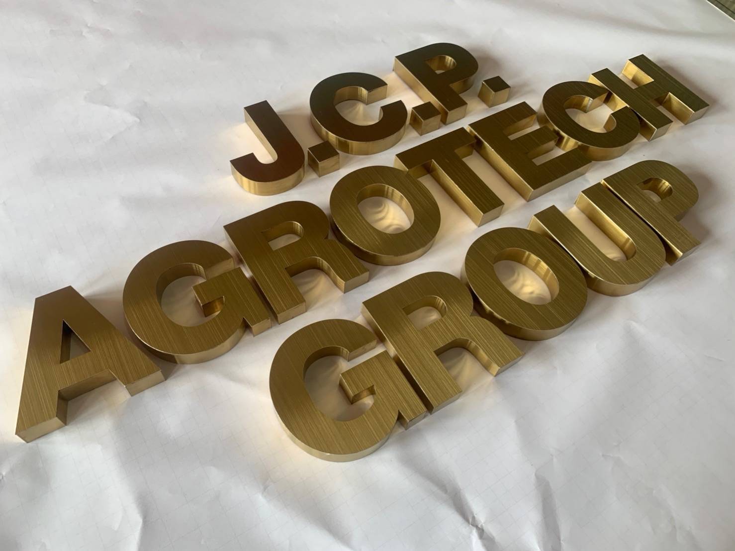 อักษรสแตนเลสหน้าทองแฮร์ไลน์ ยกขอบ 2cm (กั้นหลัง)